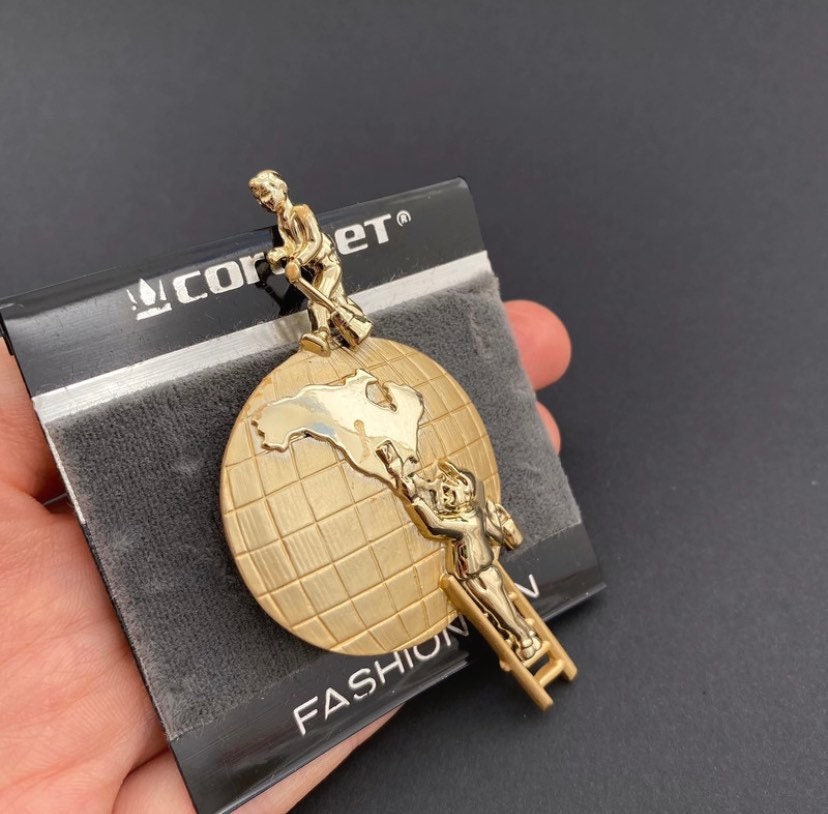 Vintage Coronet gold tone globe brooch