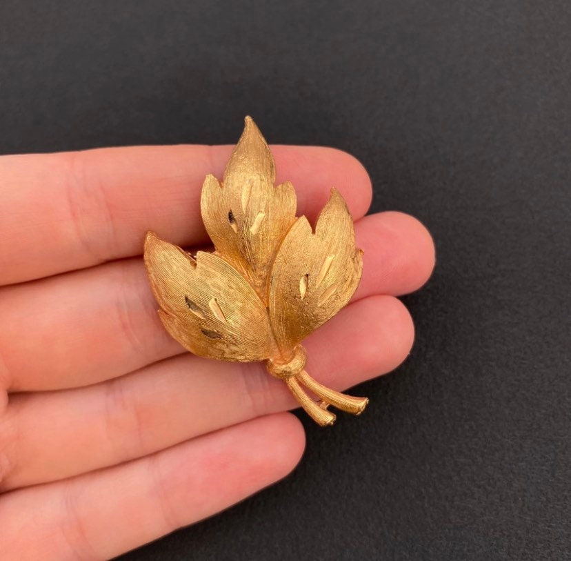 Vintage JJ gold tone leaf brooch