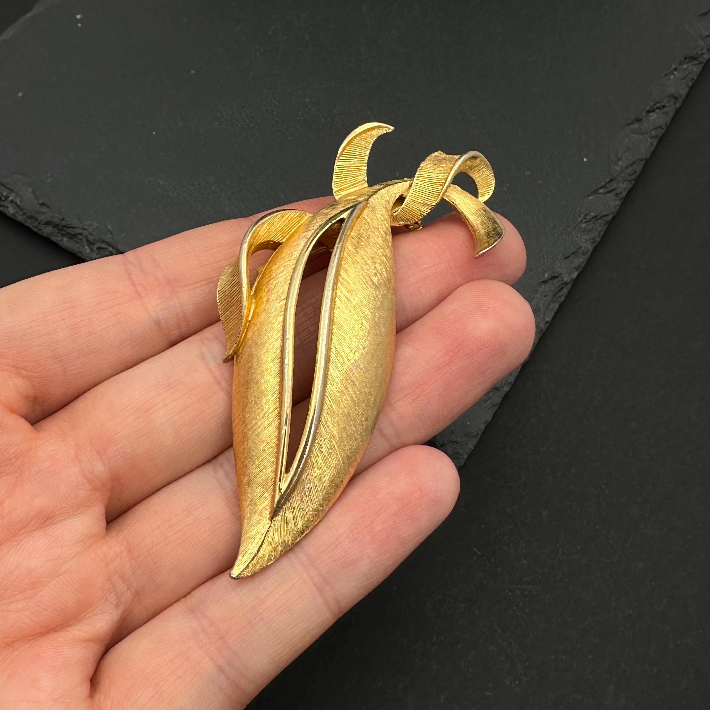 Vintage Torino gold tone leaf brooch