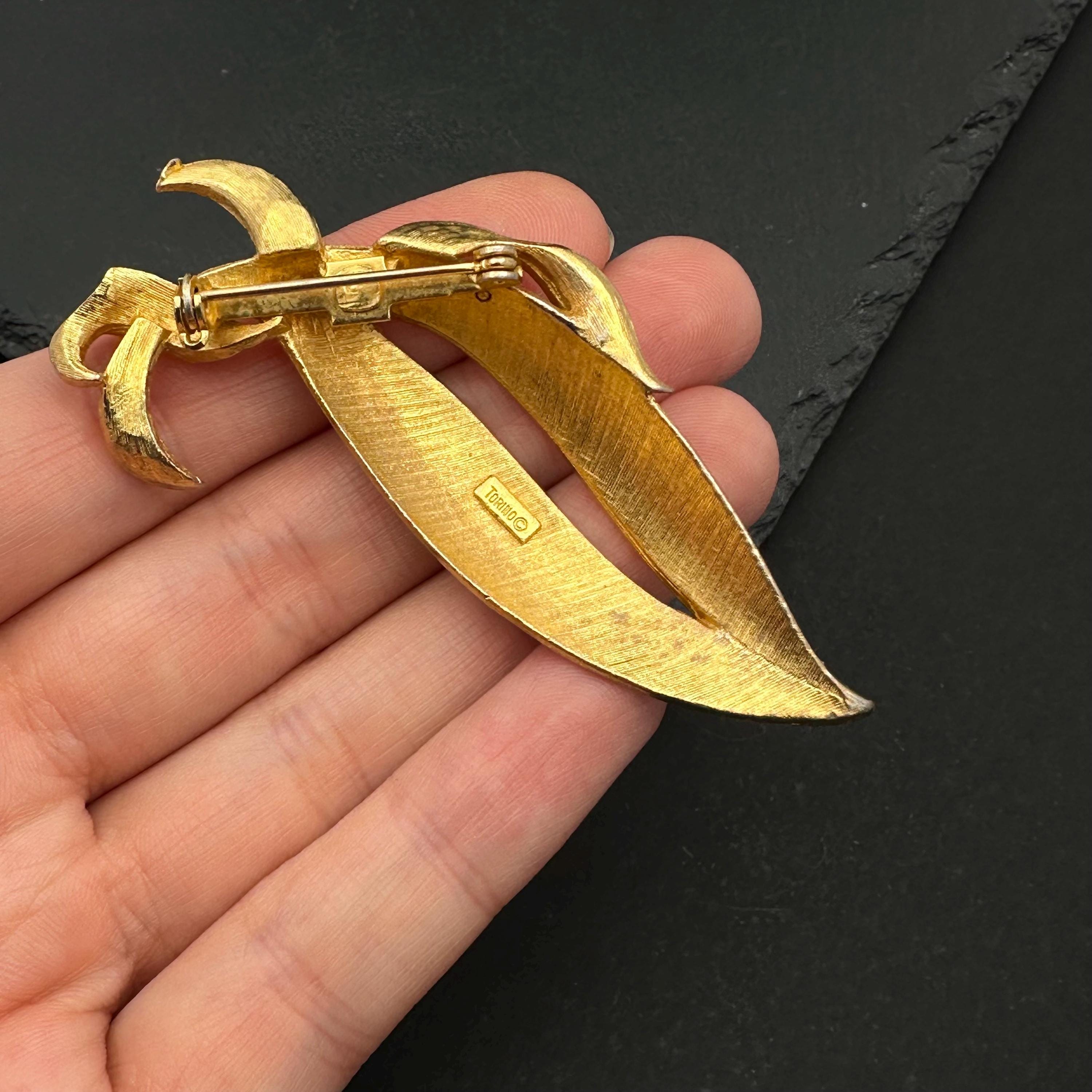 Vintage Torino gold tone leaf brooch