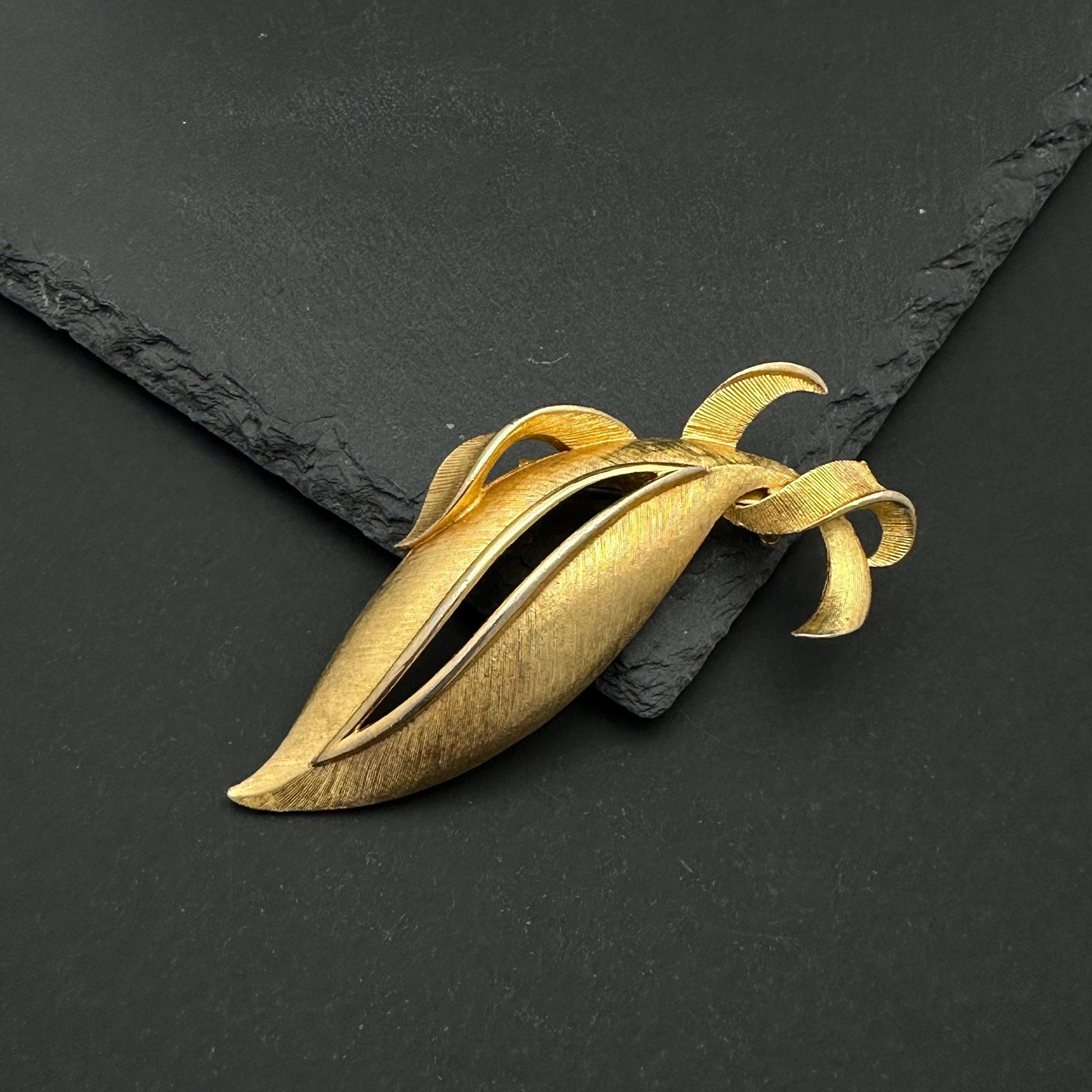 Vintage Torino gold tone leaf brooch