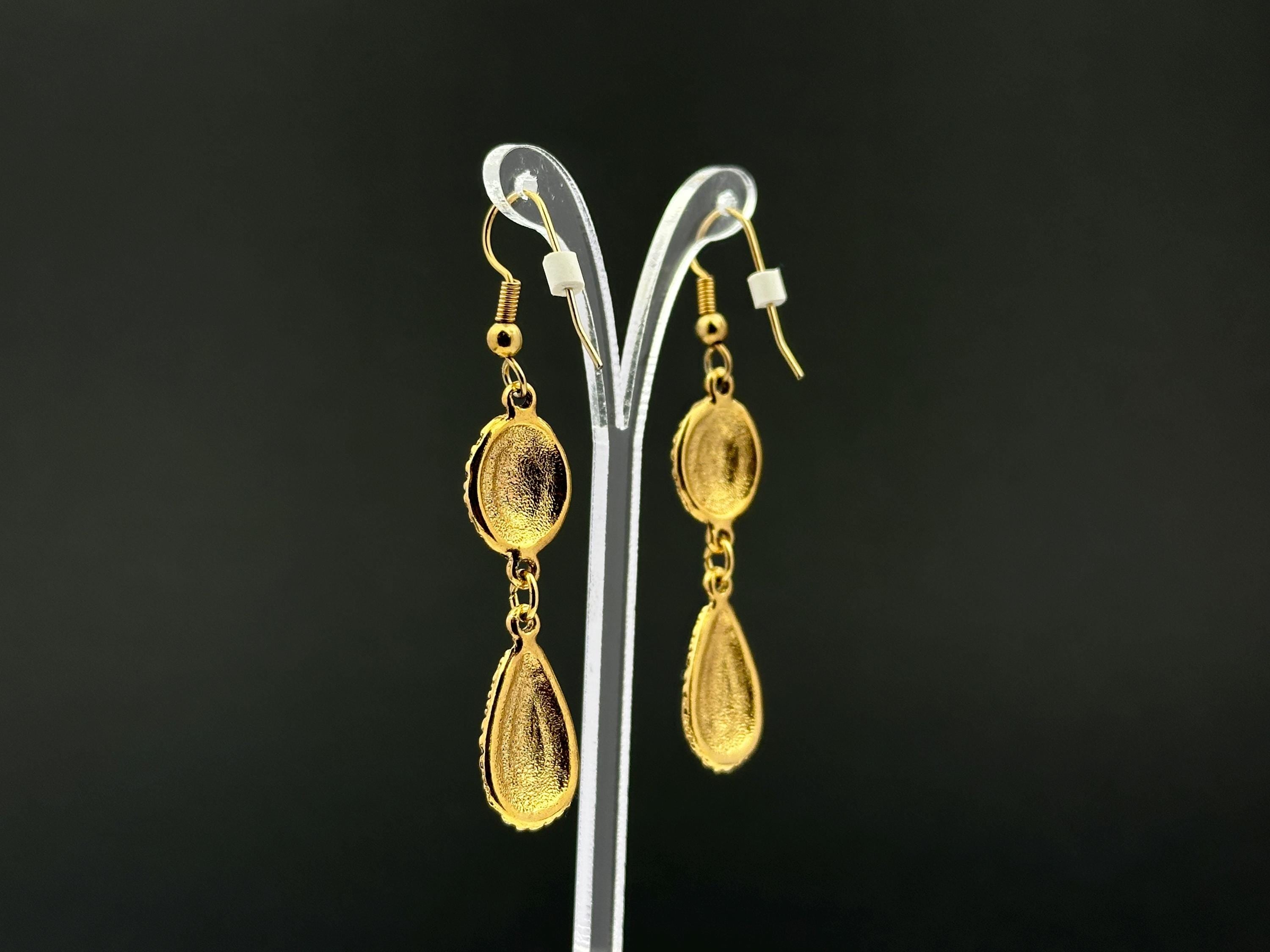 Vintage gold tone and beige swirl enamel dangle drop fishhook earrings