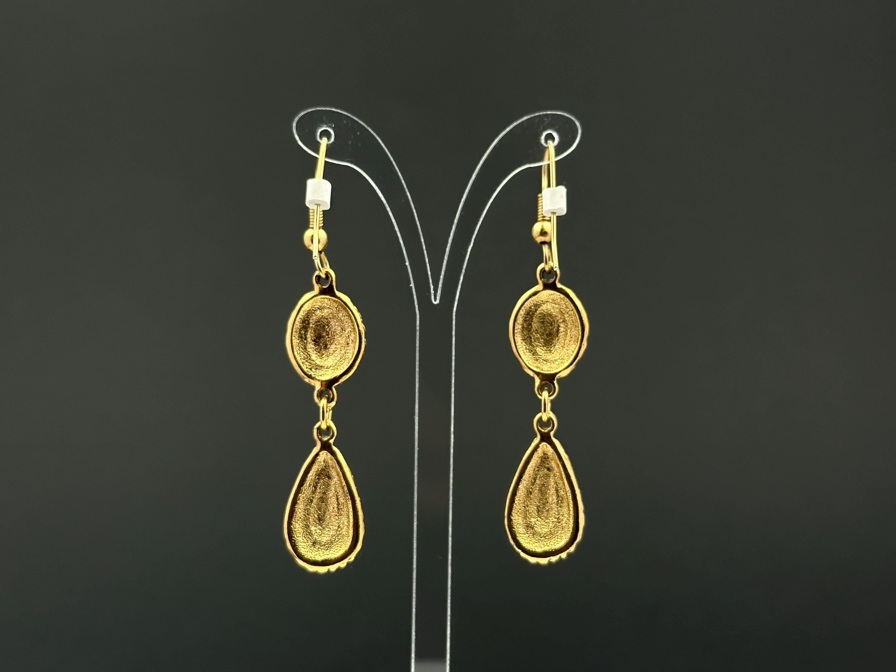 Vintage gold tone and beige swirl enamel dangle drop fishhook earrings