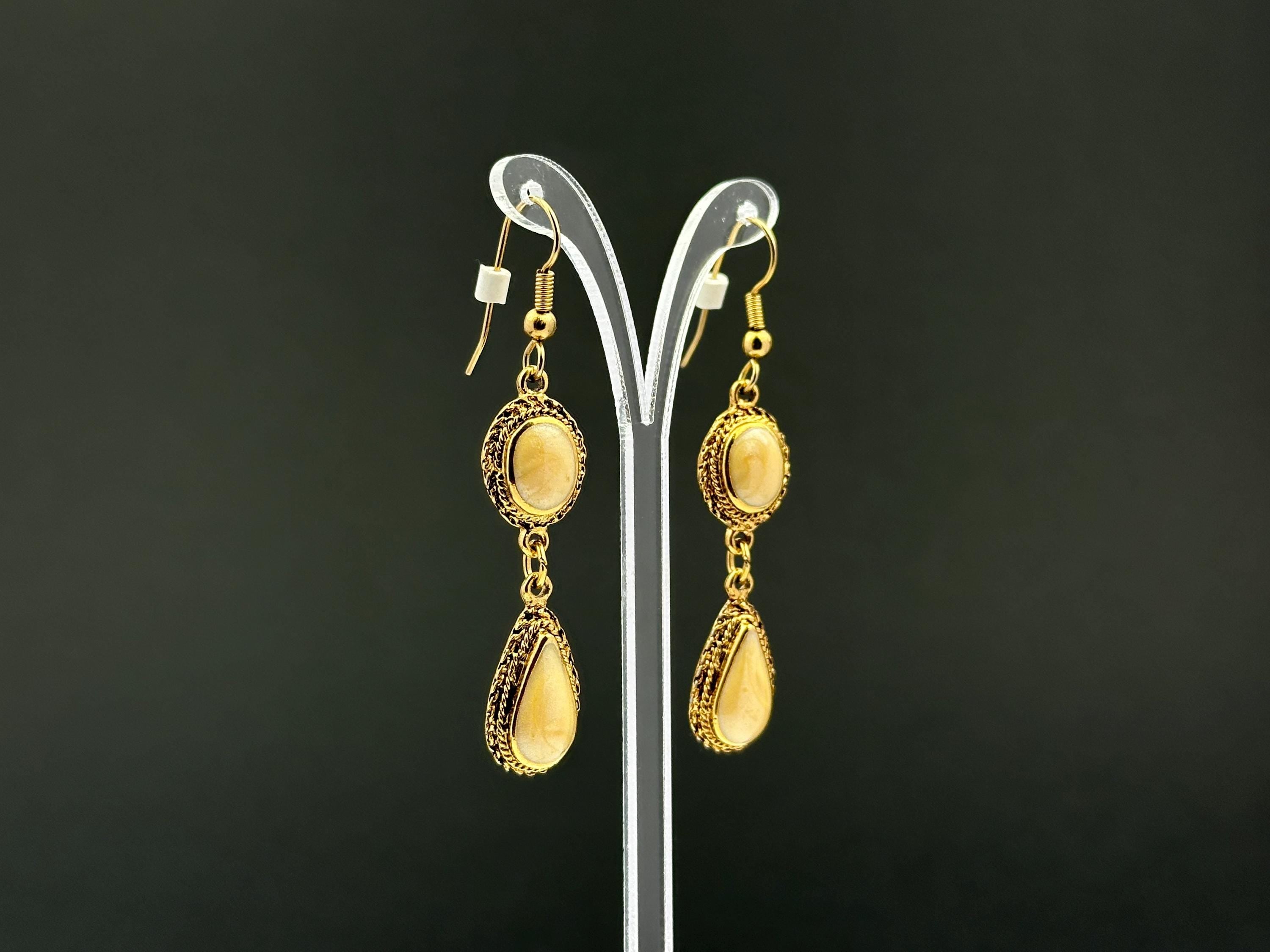 Vintage gold tone and beige swirl enamel dangle drop fishhook earrings