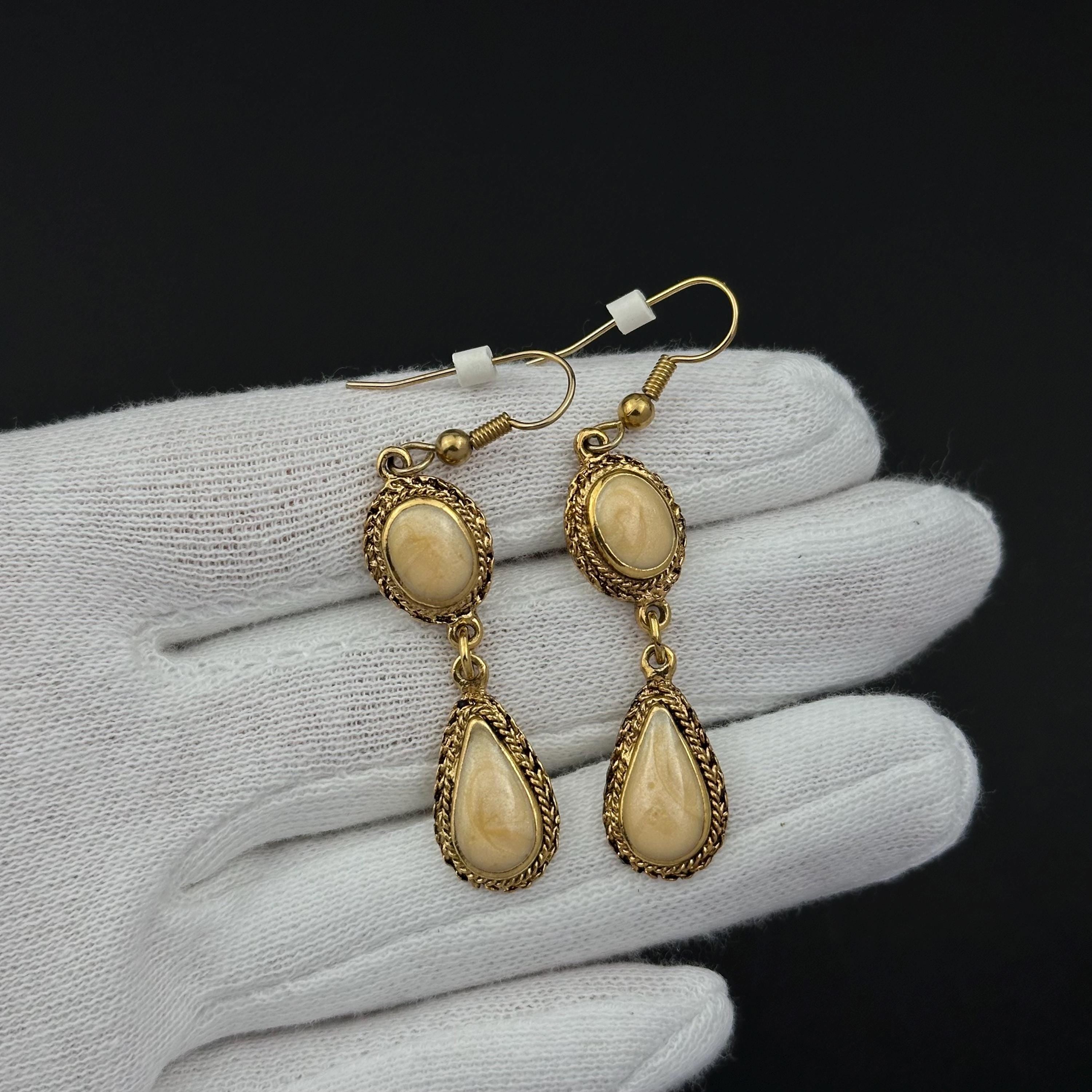 Vintage gold tone and beige swirl enamel dangle drop fishhook earrings