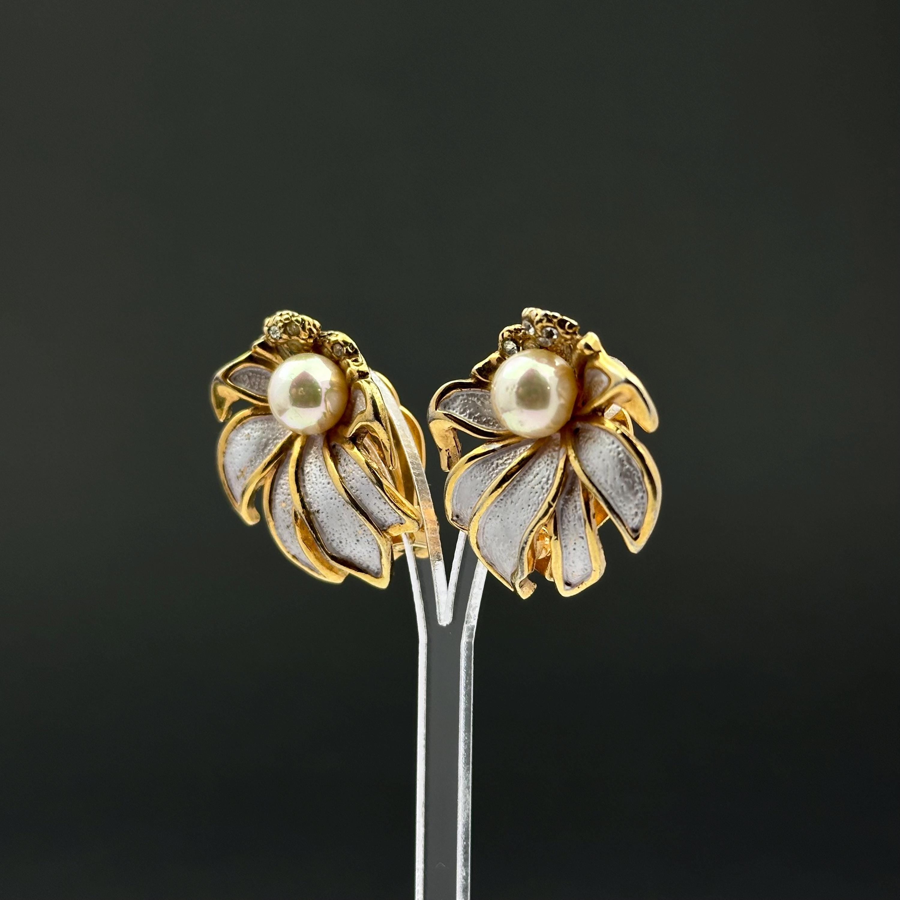 Vintage Dolphin Ore cold-tone and faux pearl flower clip-on earrings