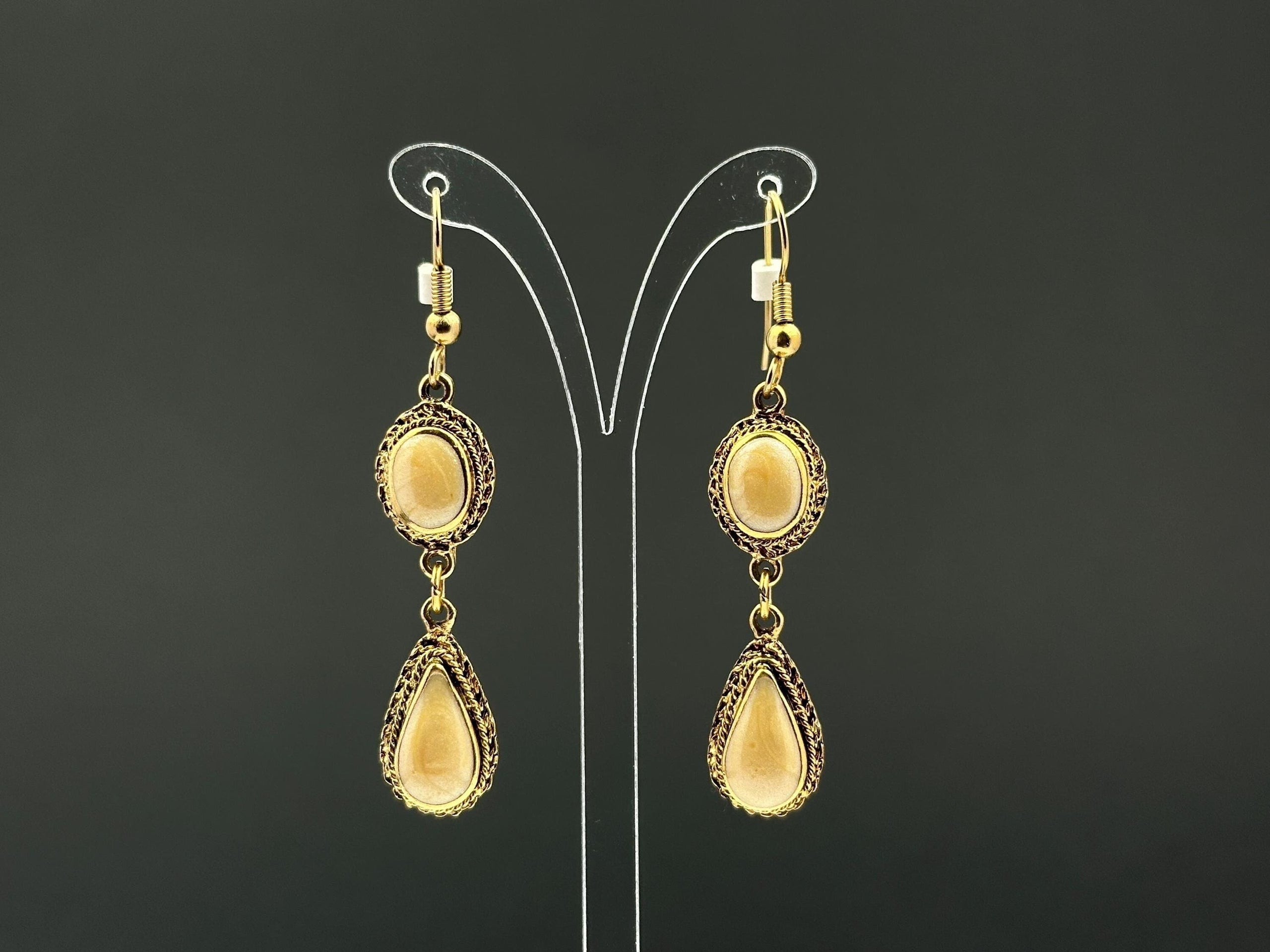 Vintage gold tone and beige swirl enamel dangle drop fishhook earrings