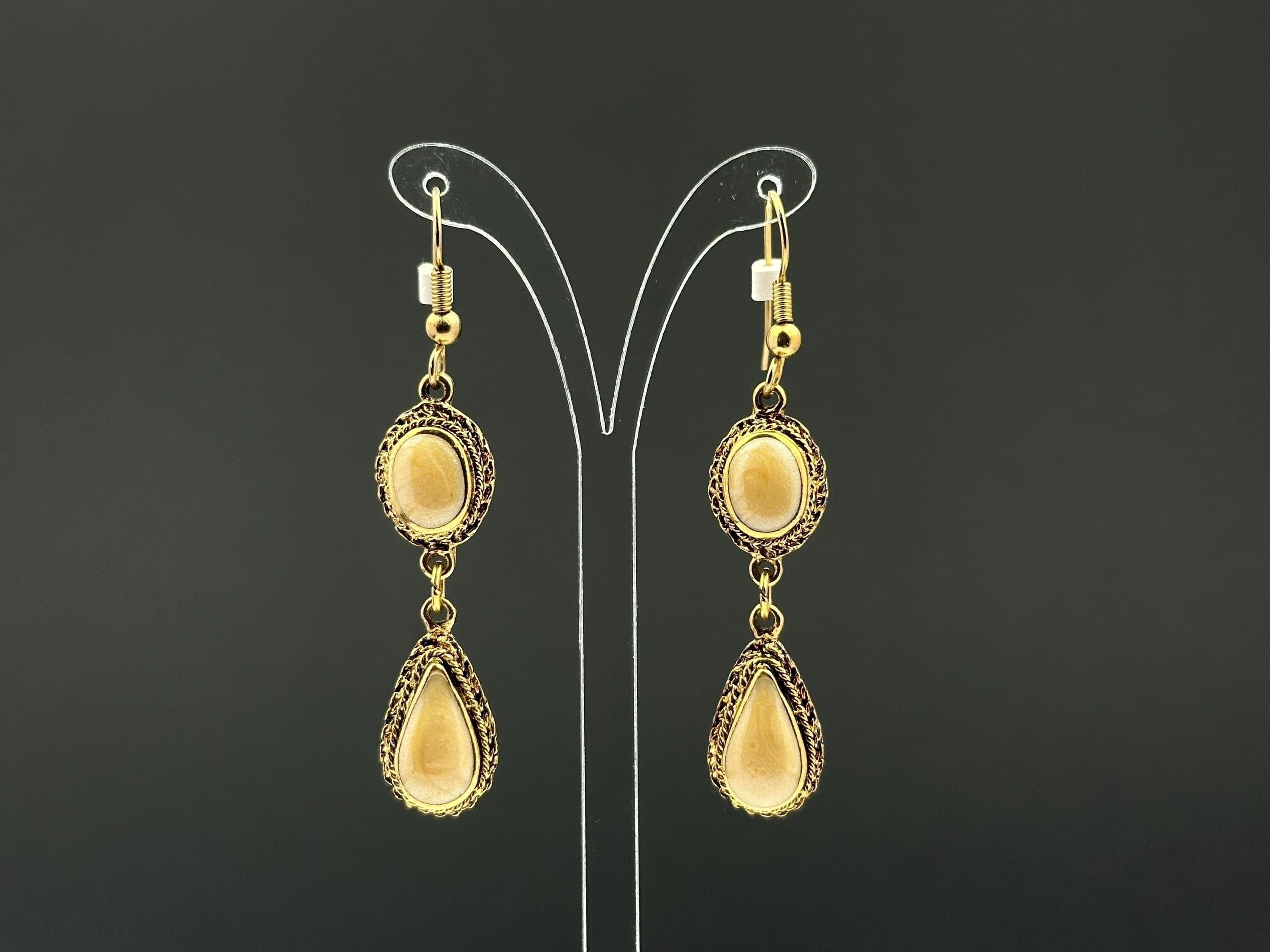 Vintage gold tone and beige swirl enamel dangle drop fishhook earrings