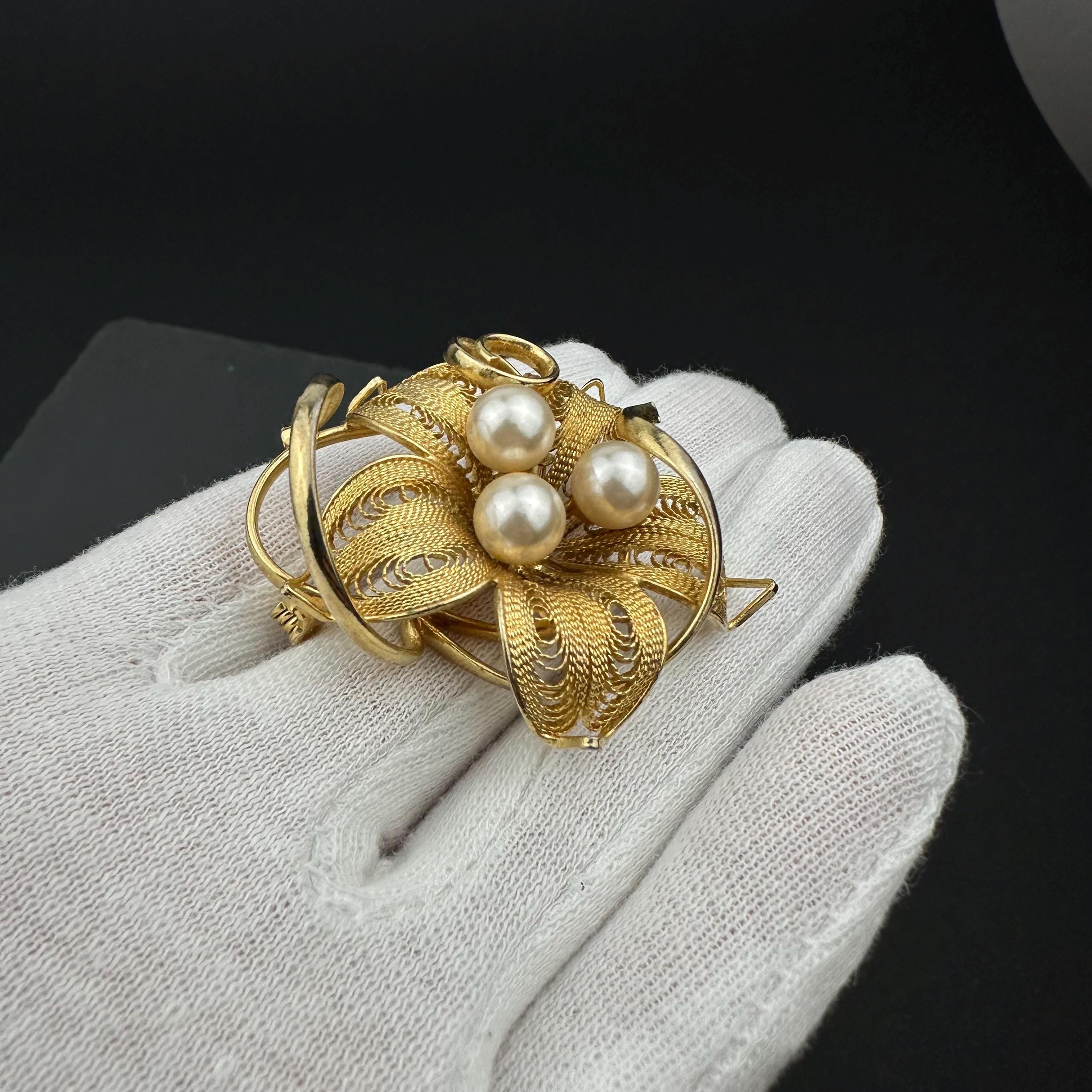 Vintage gold tone and pearl flower filigree brooch