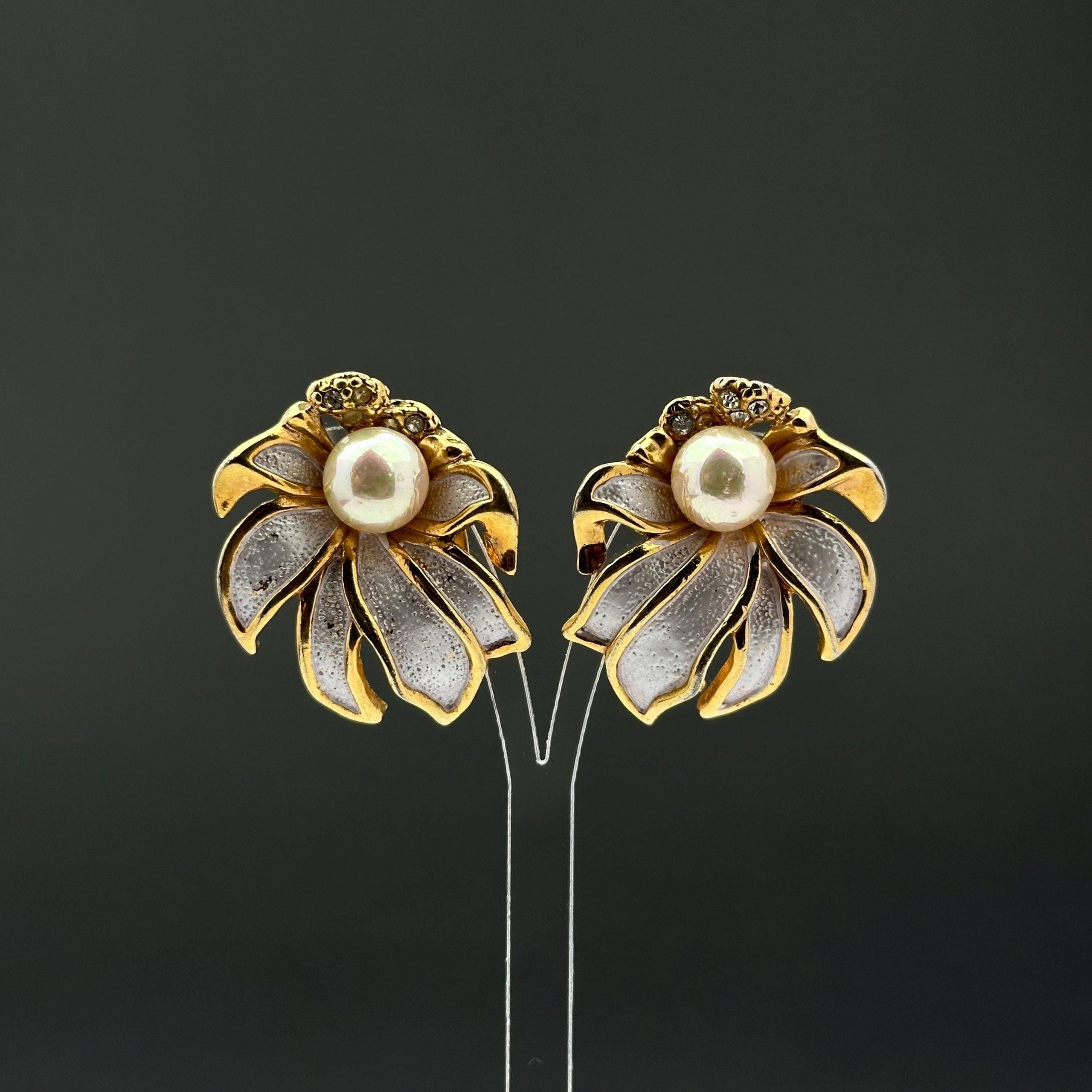 Vintage Dolphin Ore cold-tone and faux pearl flower clip-on earrings