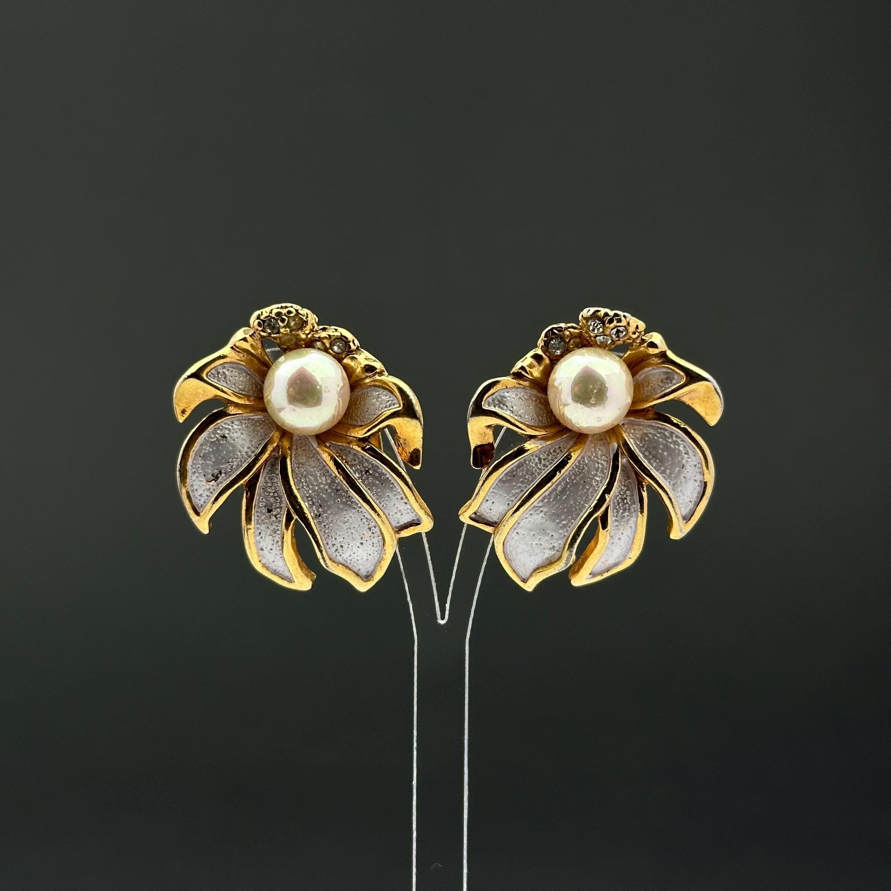 Vintage Dolphin Ore cold-tone and faux pearl flower clip-on earrings