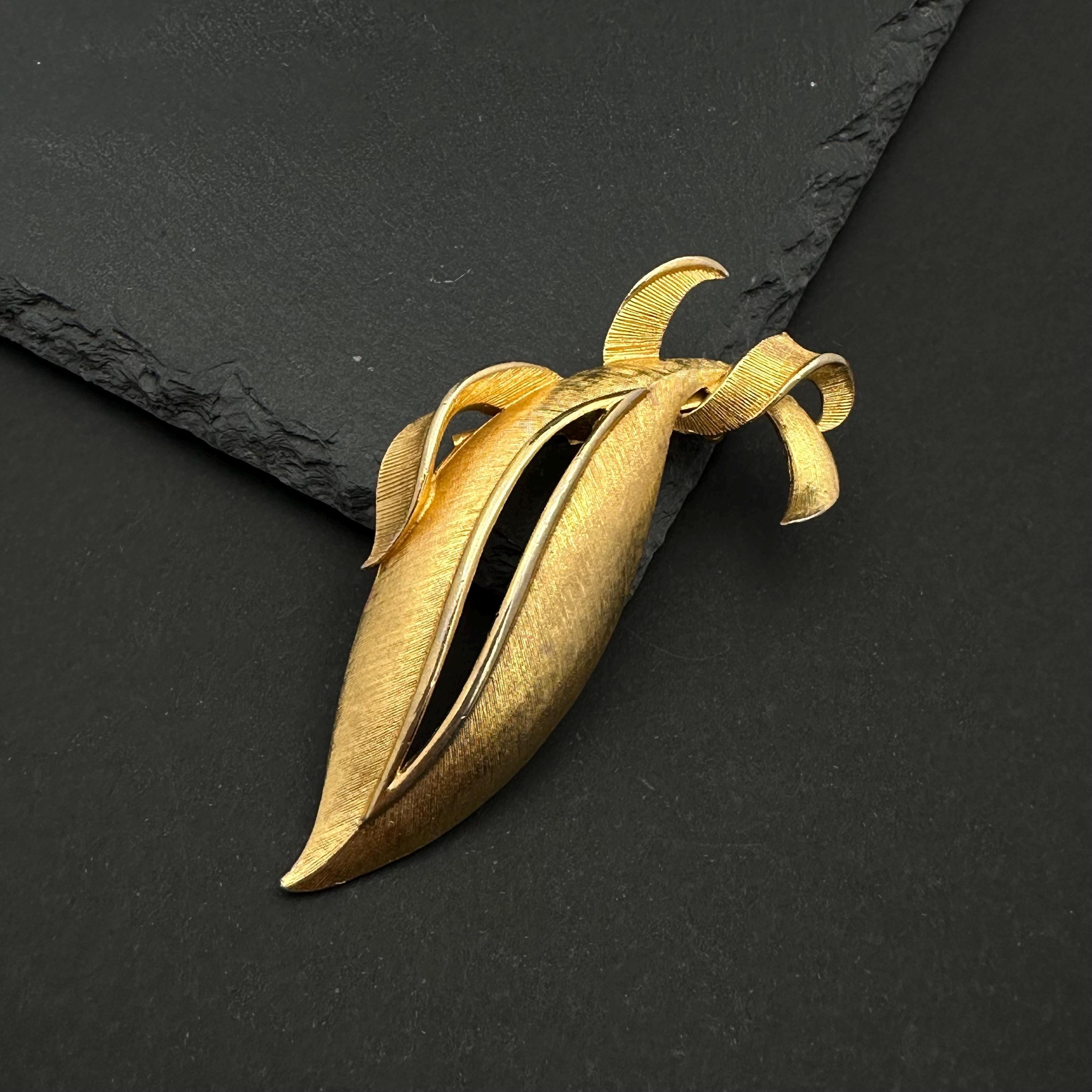 Vintage Torino gold tone leaf brooch