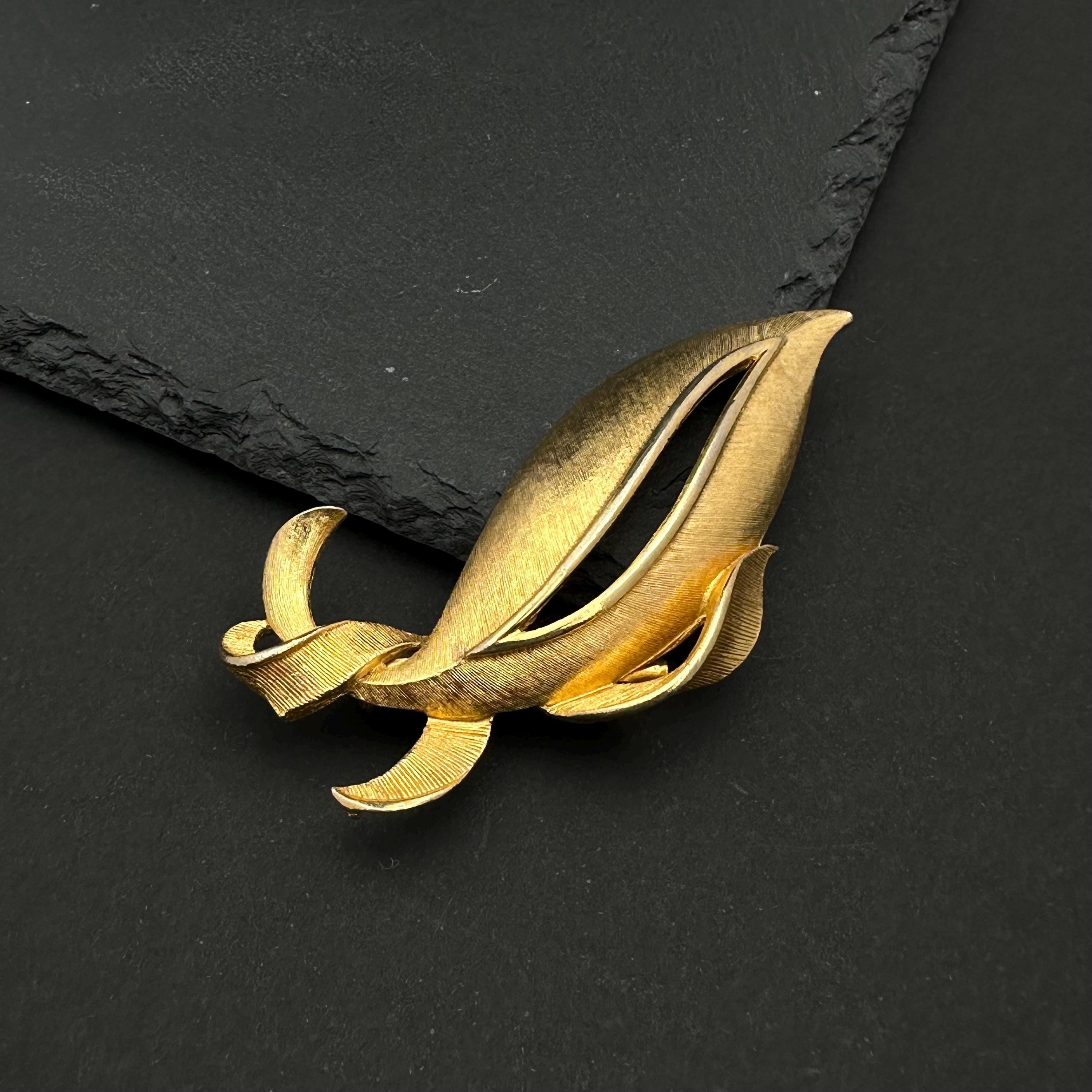 Vintage Torino gold tone leaf brooch