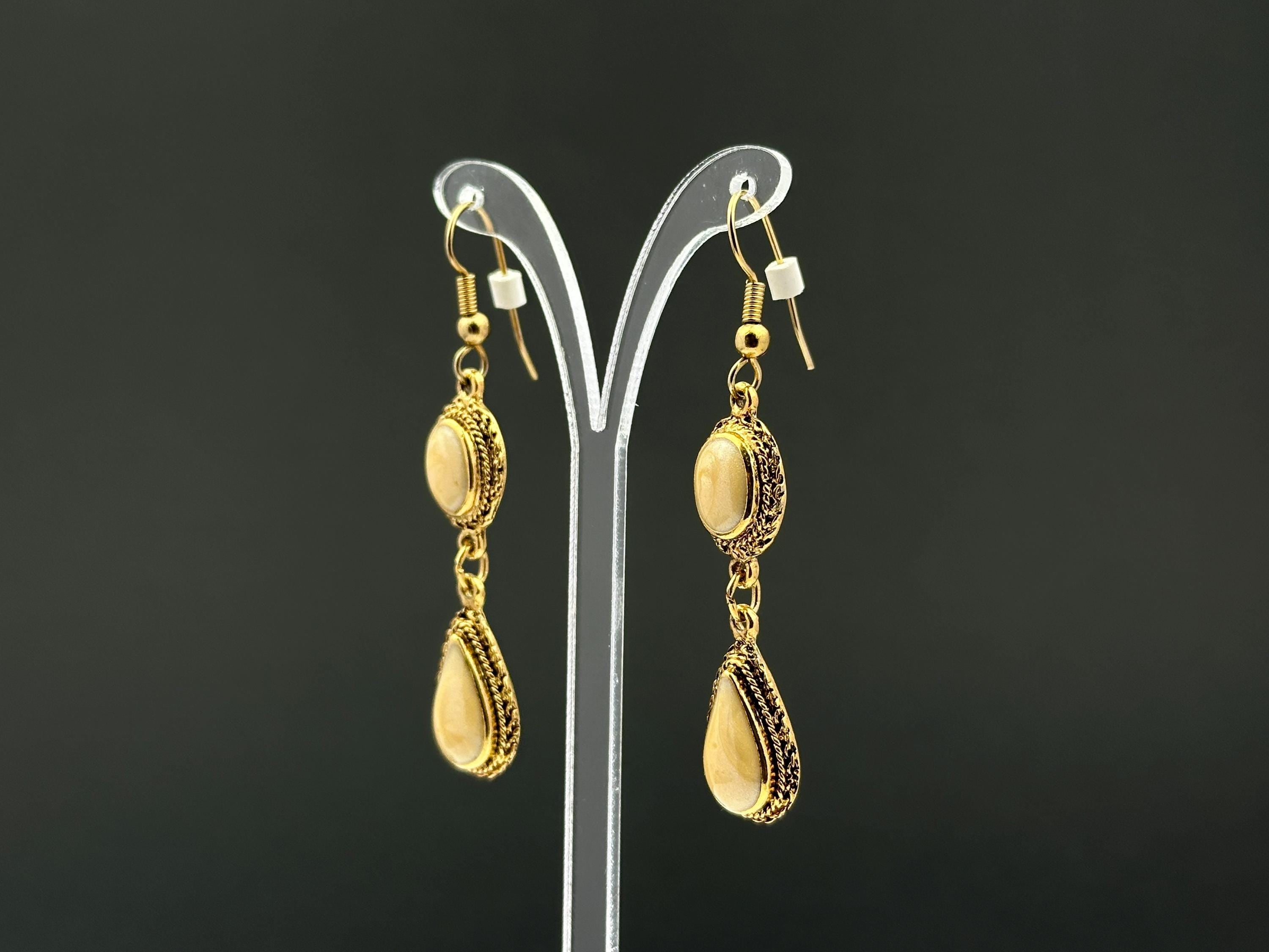 Vintage gold tone and beige swirl enamel dangle drop fishhook earrings