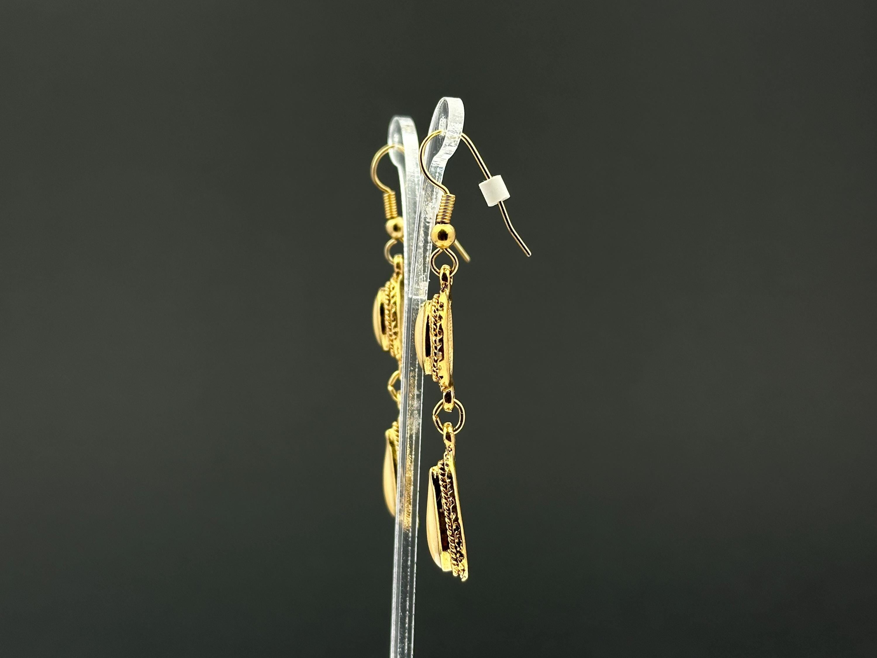 Vintage gold tone and beige swirl enamel dangle drop fishhook earrings