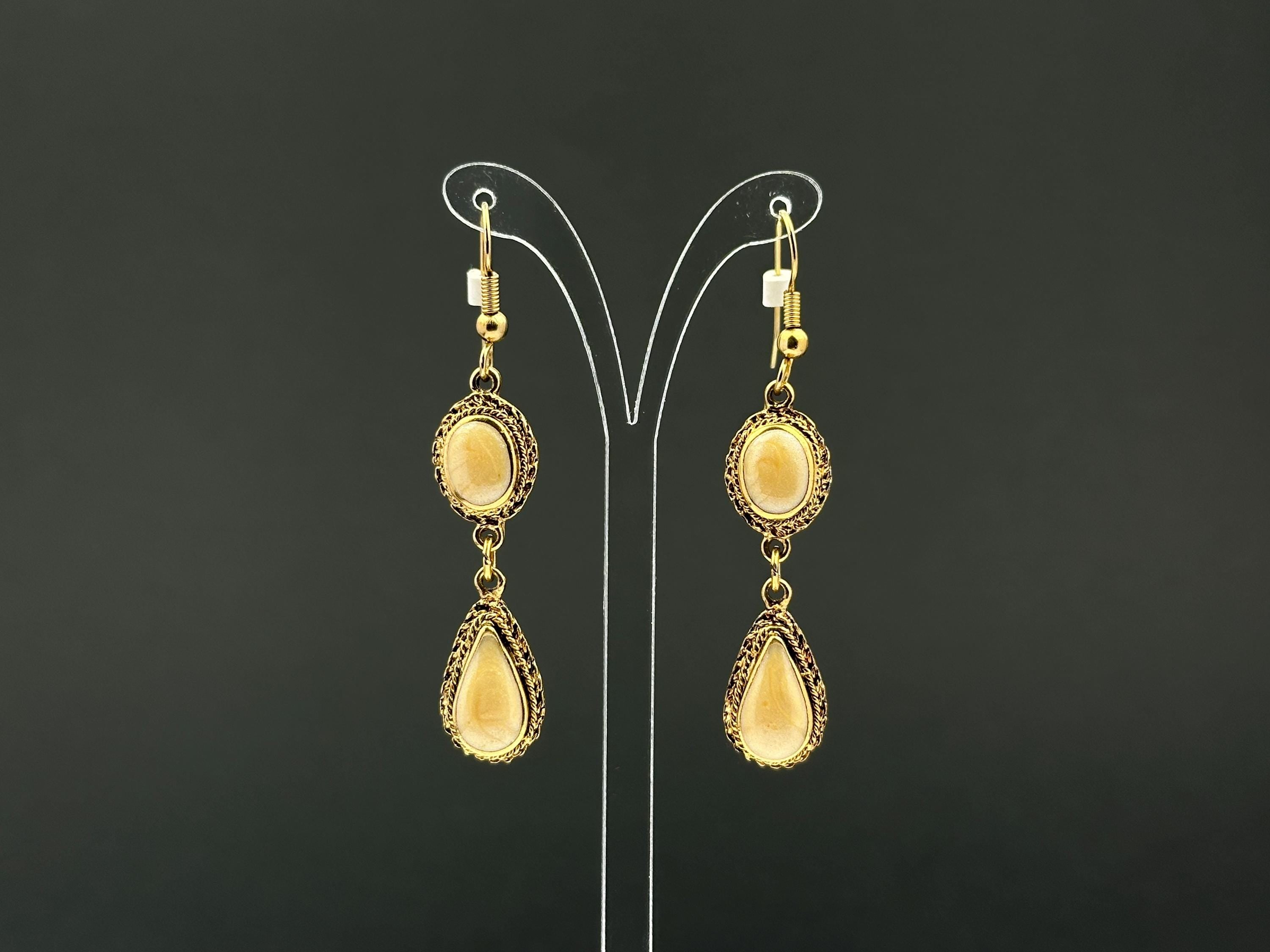 Vintage gold tone and beige swirl enamel dangle drop fishhook earrings