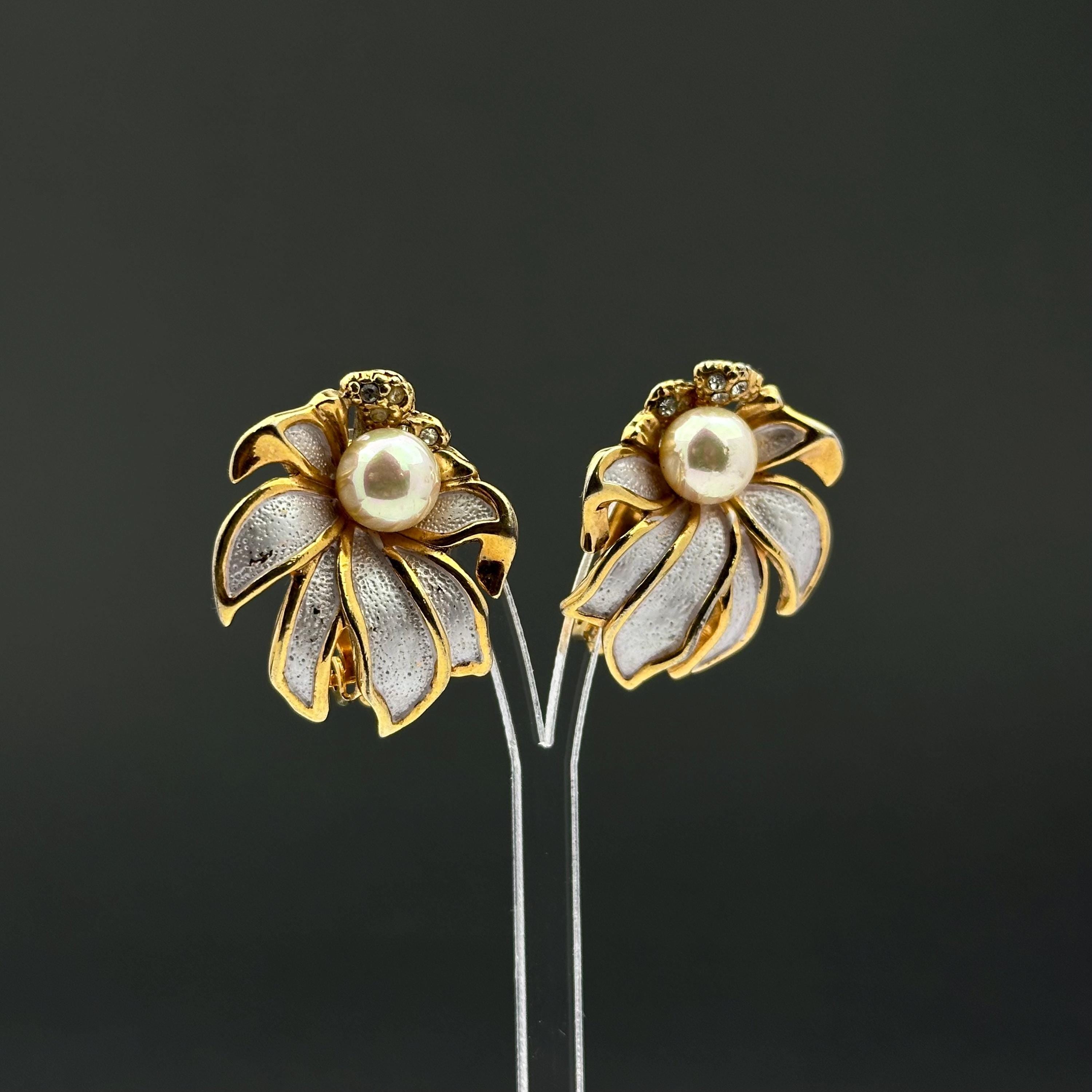 Vintage Dolphin Ore cold-tone and faux pearl flower clip-on earrings