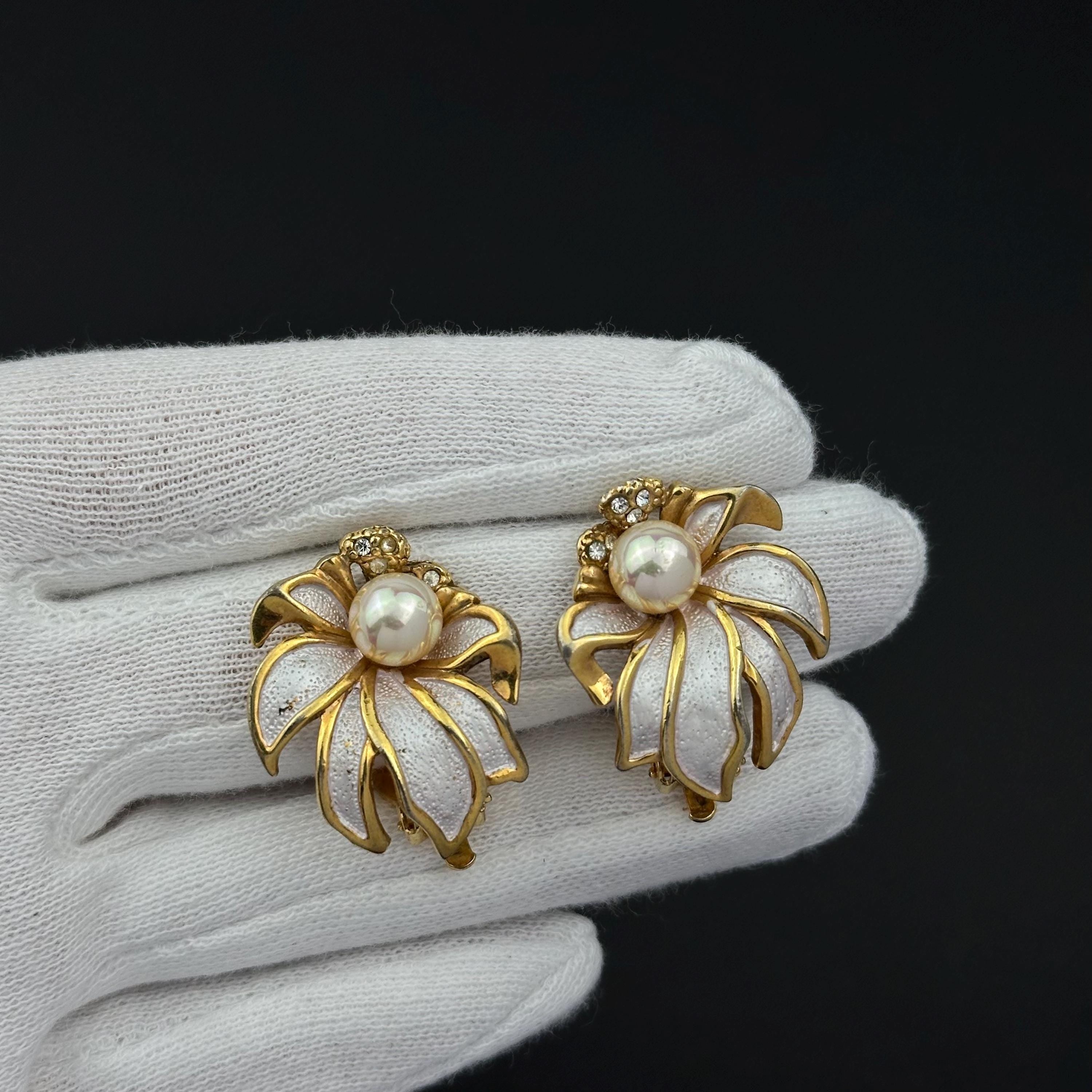 Vintage Dolphin Ore cold-tone and faux pearl flower clip-on earrings