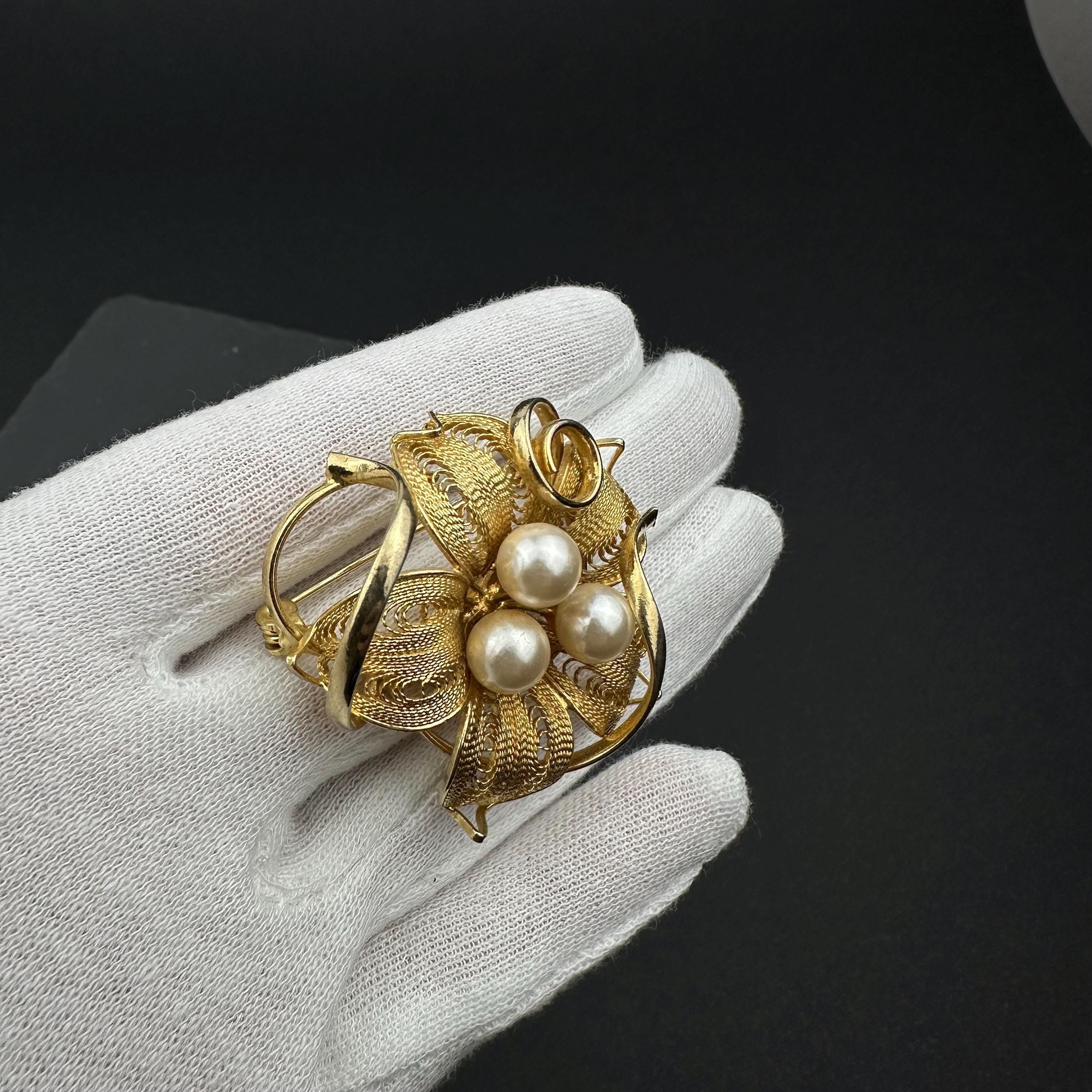 Vintage gold tone and pearl flower filigree brooch