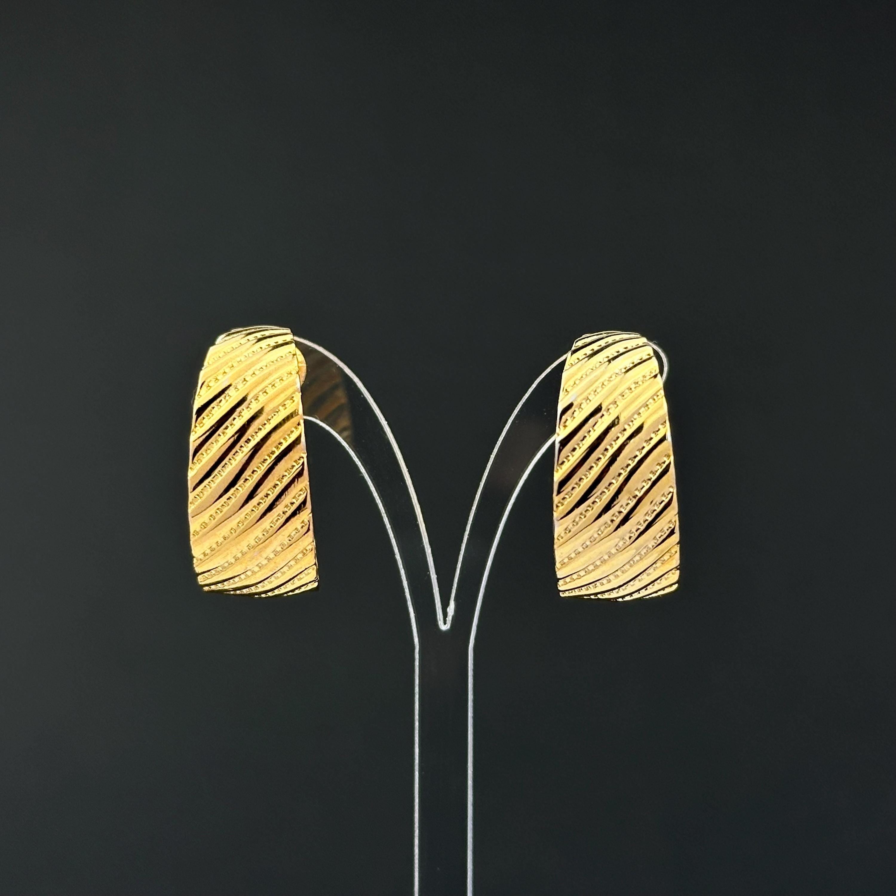 Vintage Y.R. gold-tone textured hoop clip-on earrings
