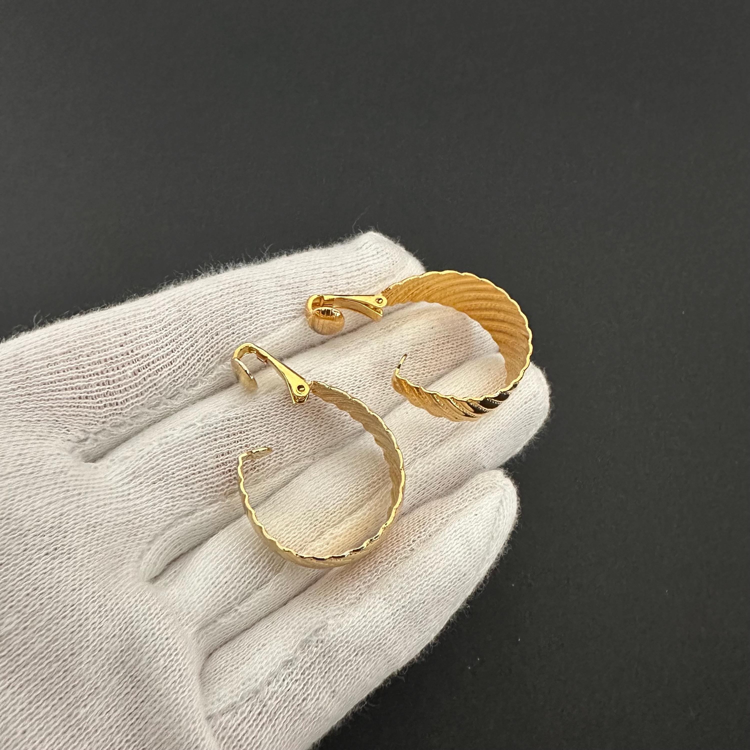 Vintage Y.R. gold-tone textured hoop clip-on earrings