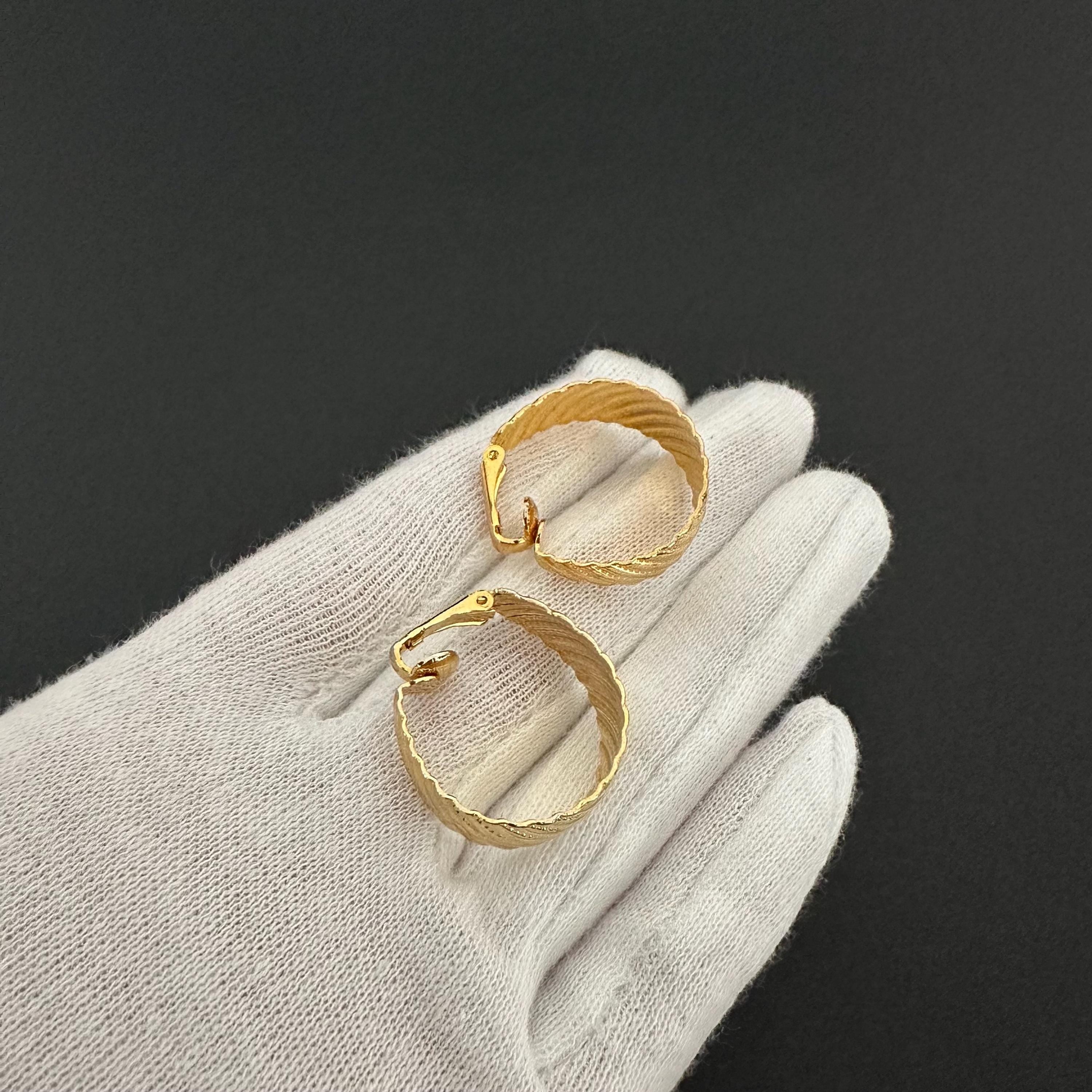 Vintage Y.R. gold-tone textured hoop clip-on earrings