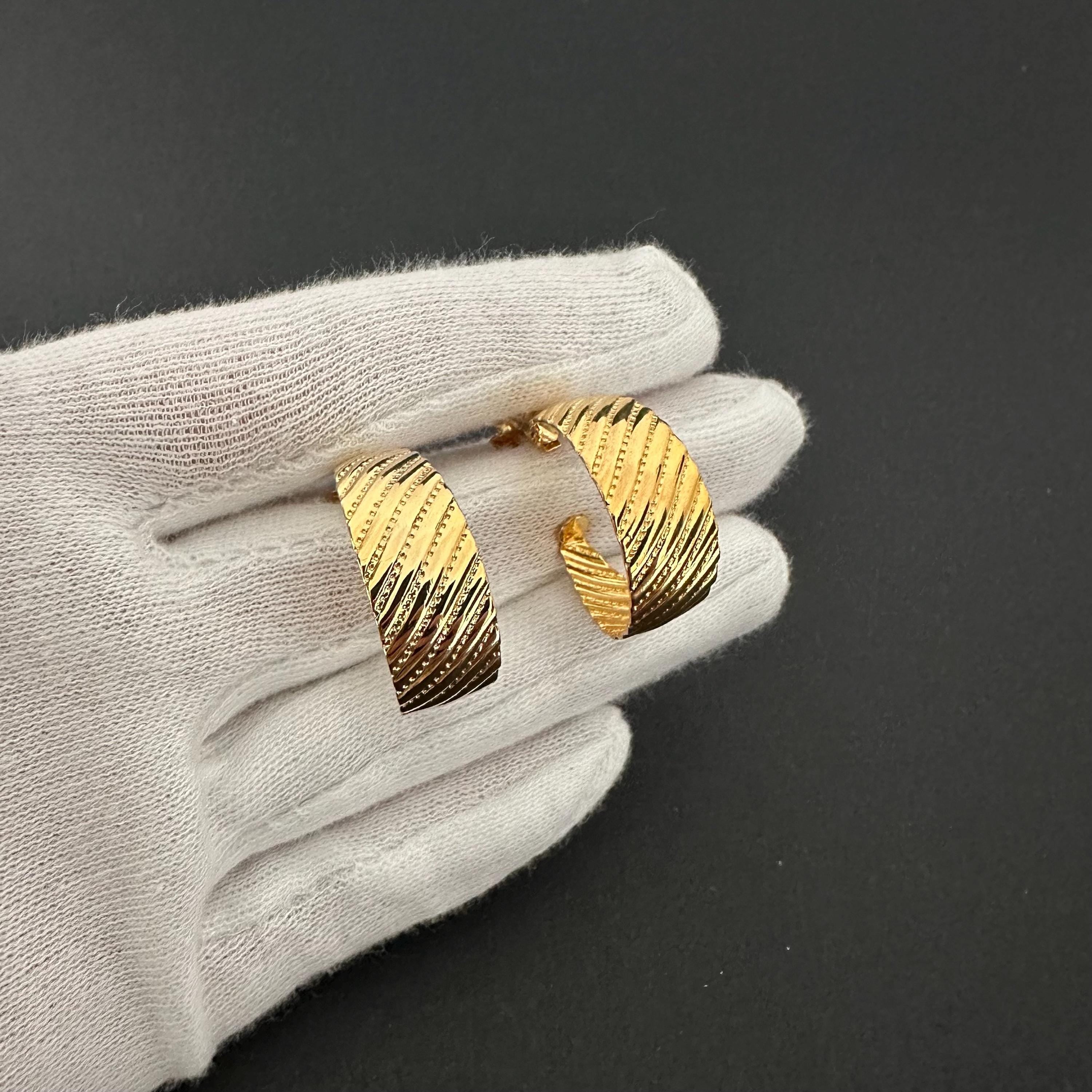 Vintage Y.R. gold-tone textured hoop clip-on earrings
