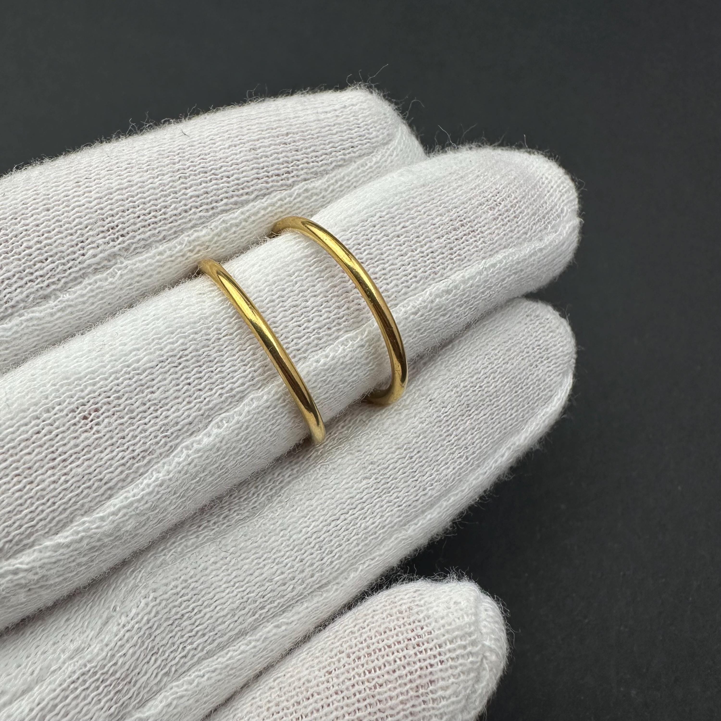 Vintage gold tone minimalist hoop earrings
