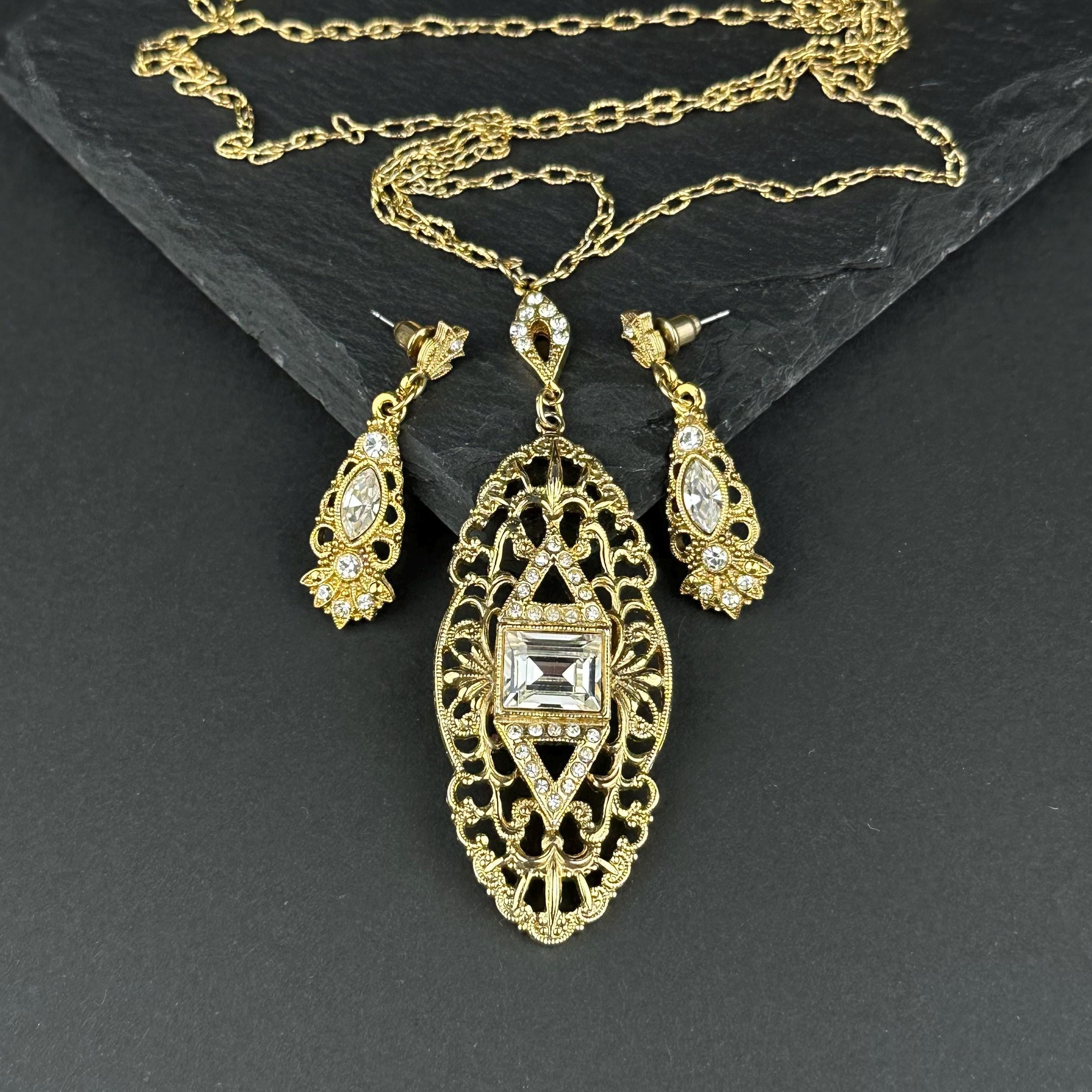 Vintage 1928 gold tone filigree rhinestone jewelry set