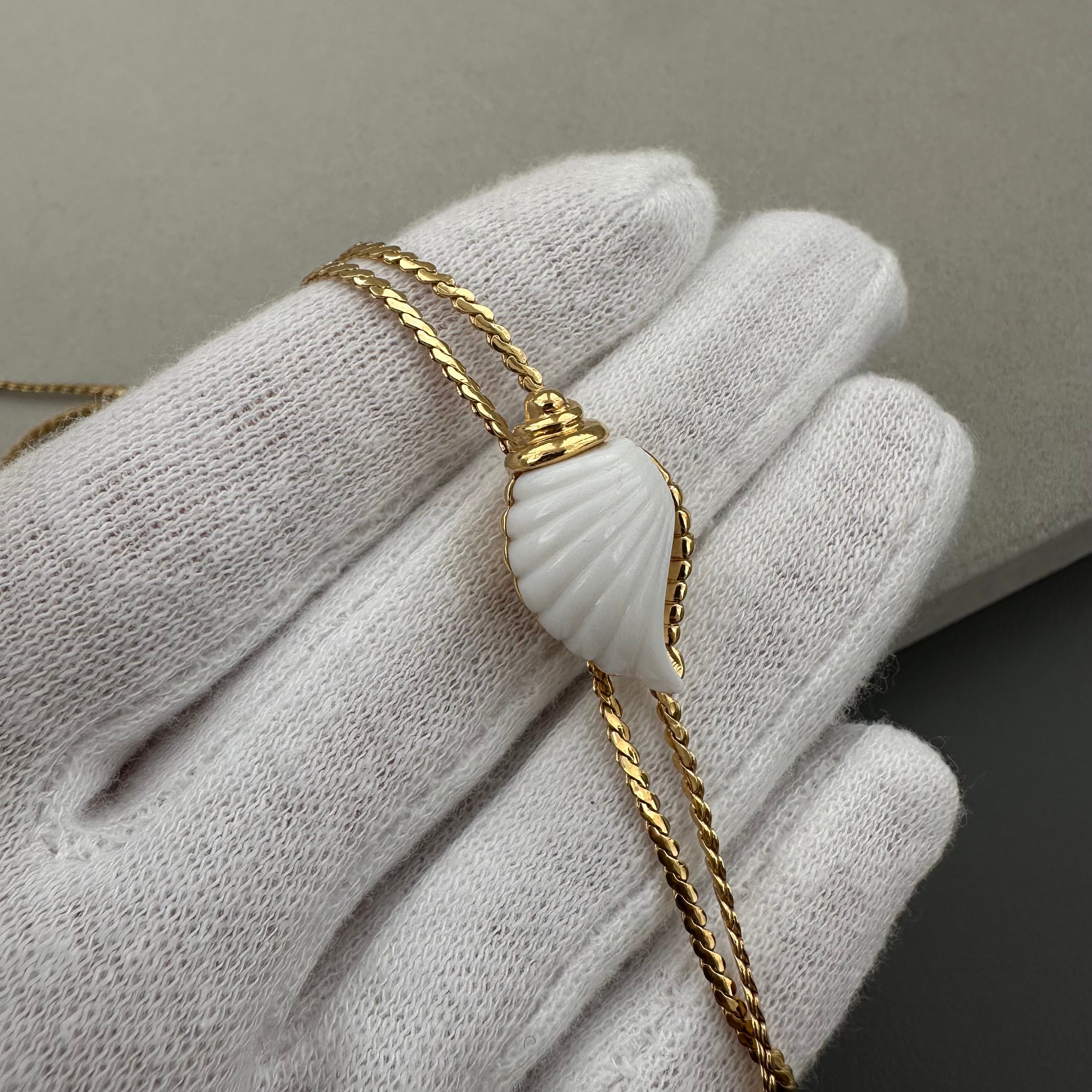 intage AVON gold tone sliding lariat necklace with white shell pendant