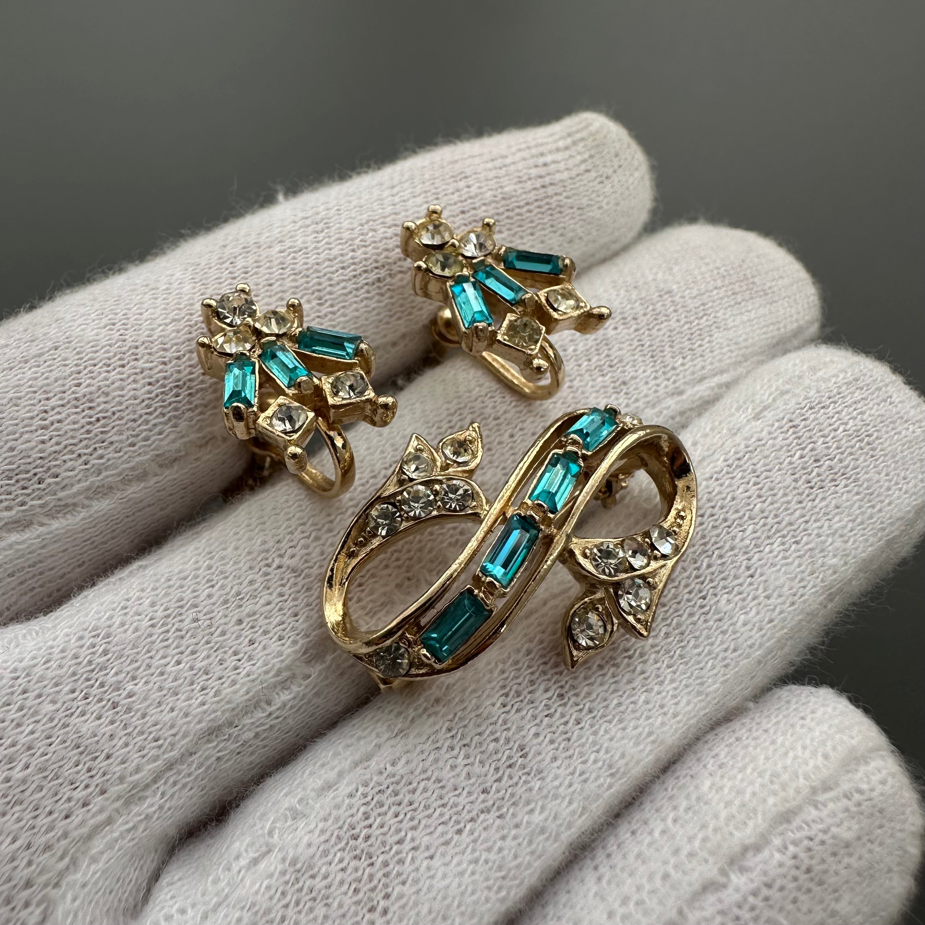 Vintage gold tone and rhinestone jewelry set Teal and clear crystal brooch & screw back earrings