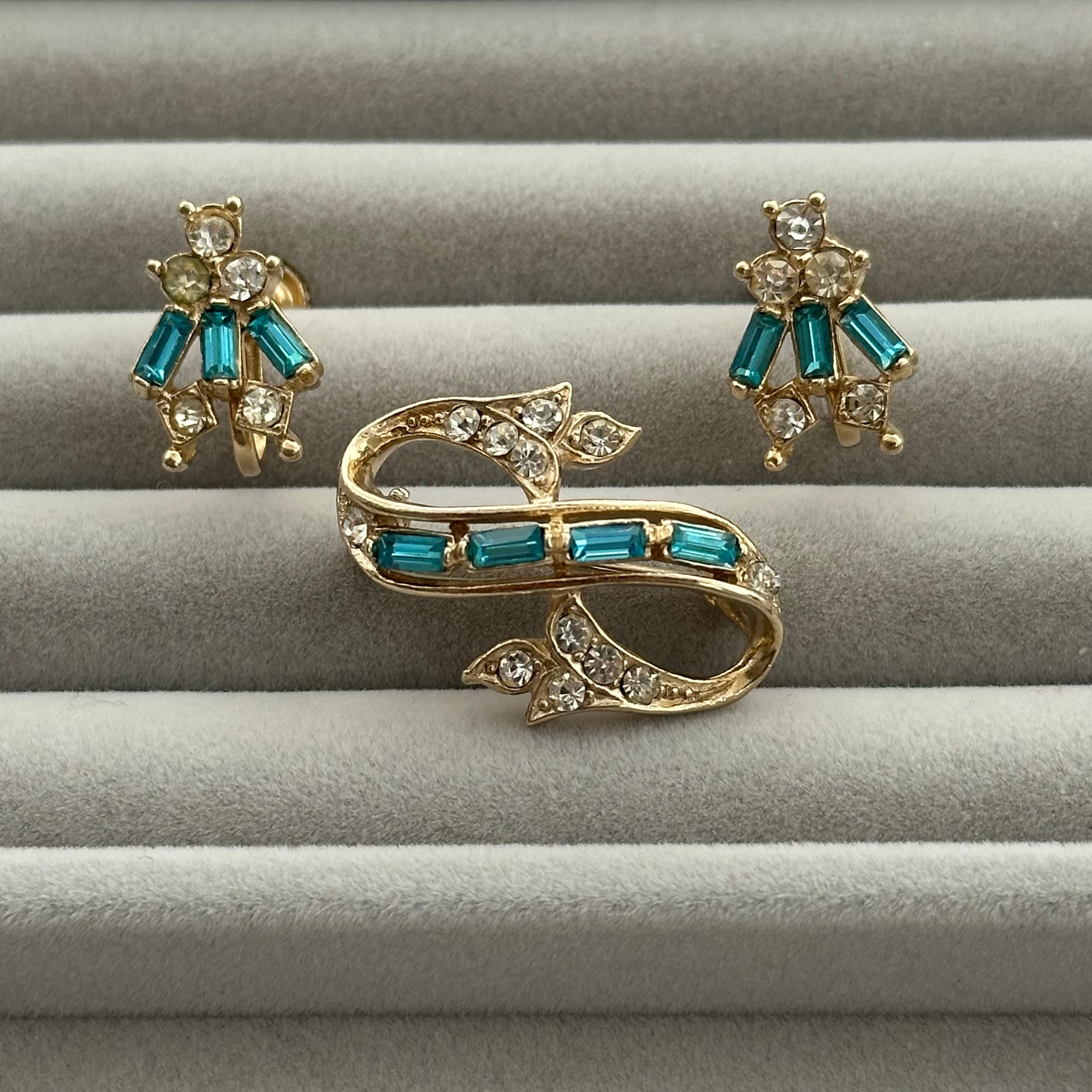 Vintage gold tone and rhinestone jewelry set Teal and clear crystal brooch & screw back earrings