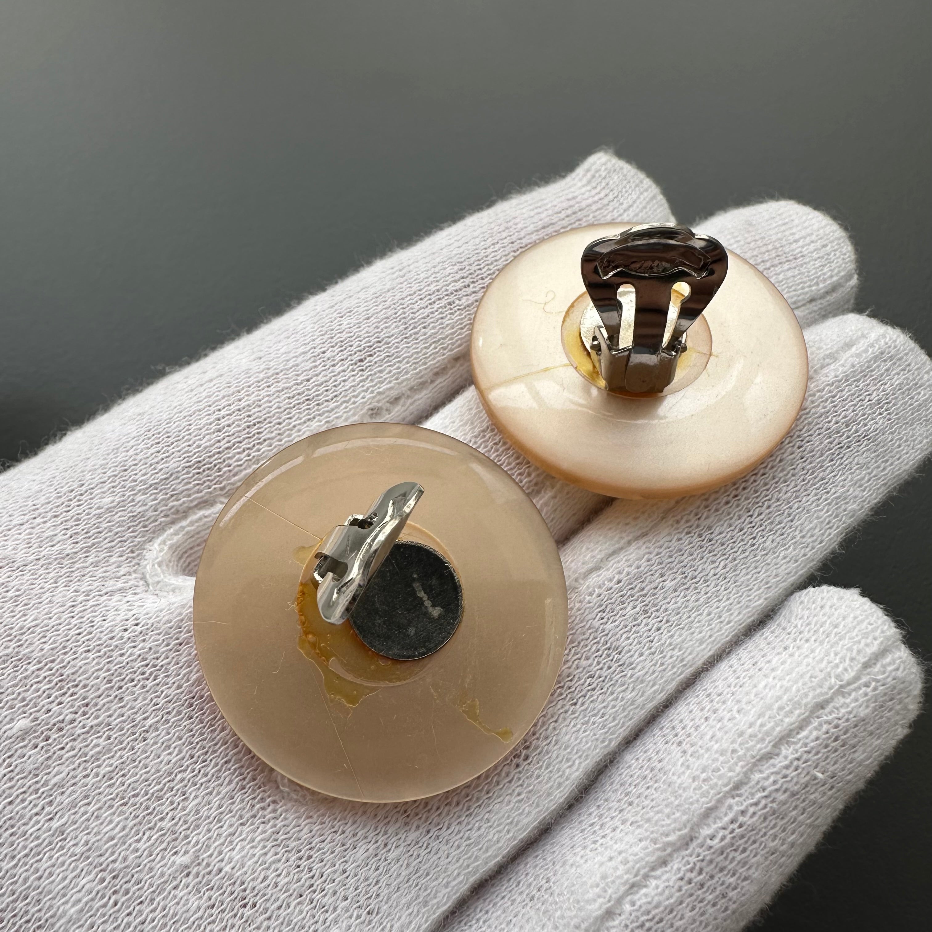 Vintage beige confetti round clip-on earringss