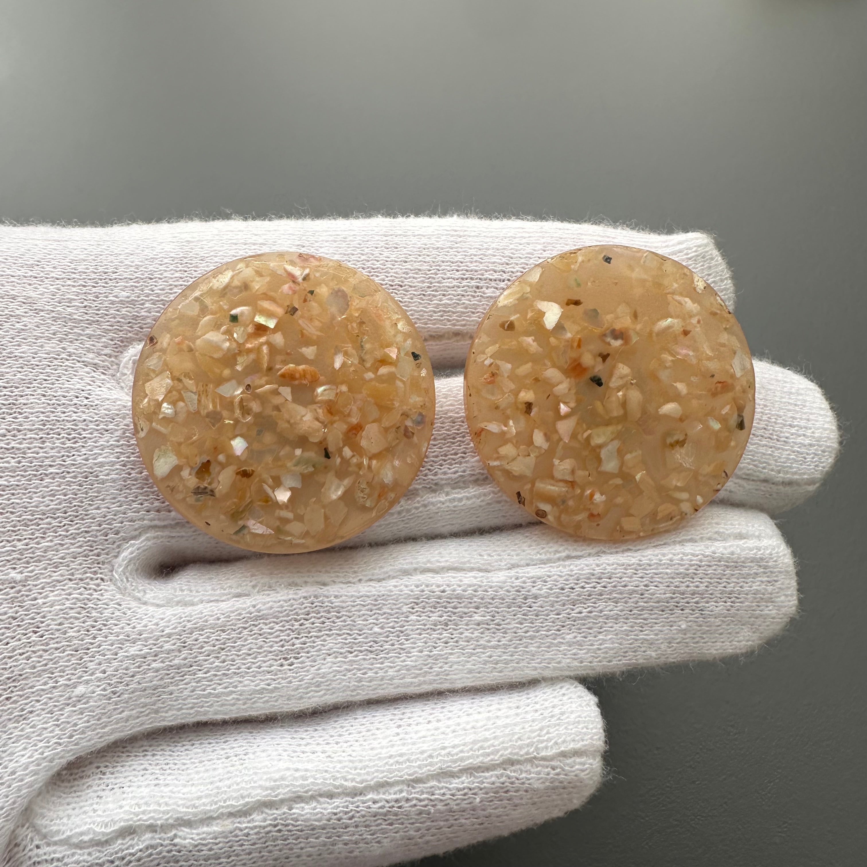 Vintage beige confetti round clip-on earringss