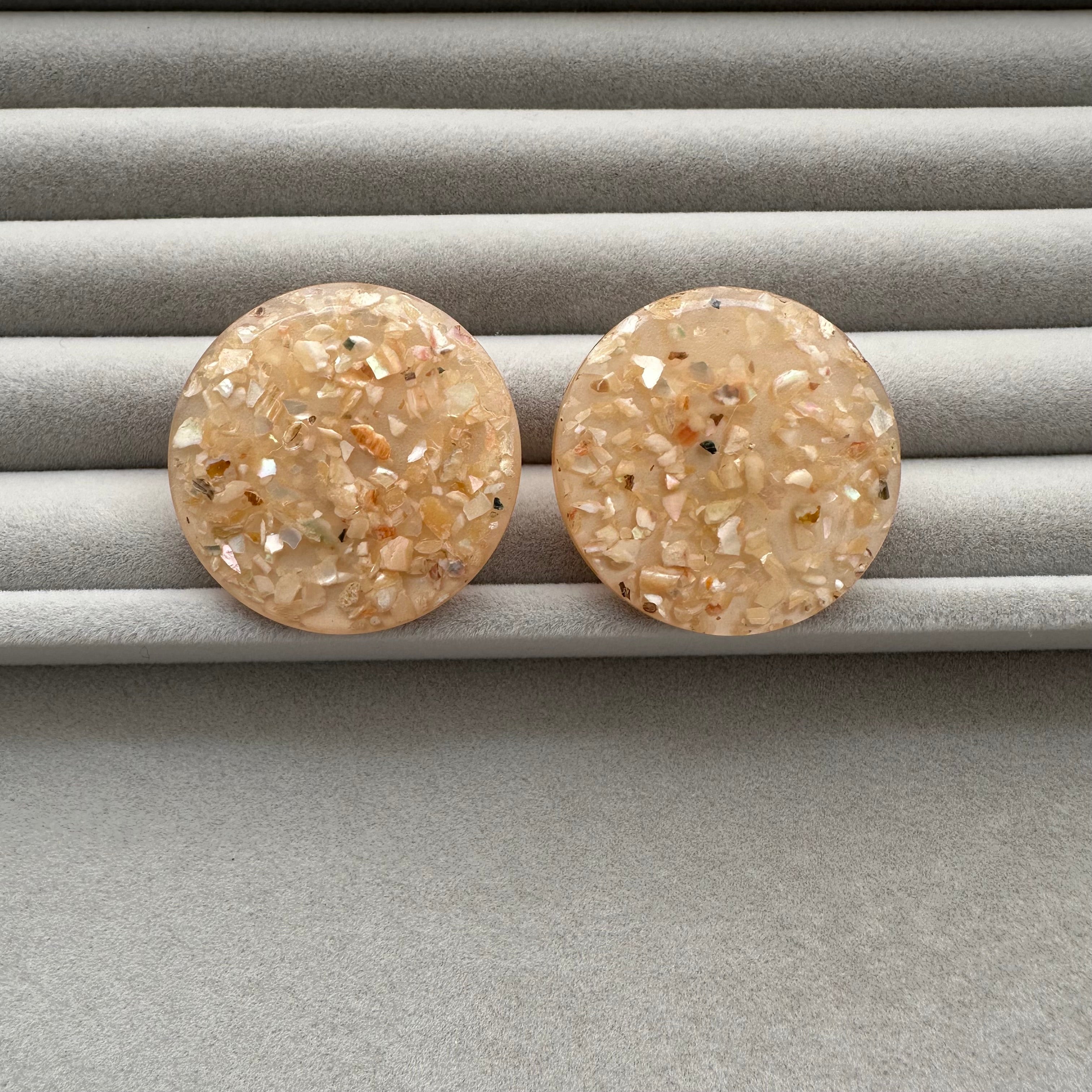 Vintage beige confetti round clip-on earringss