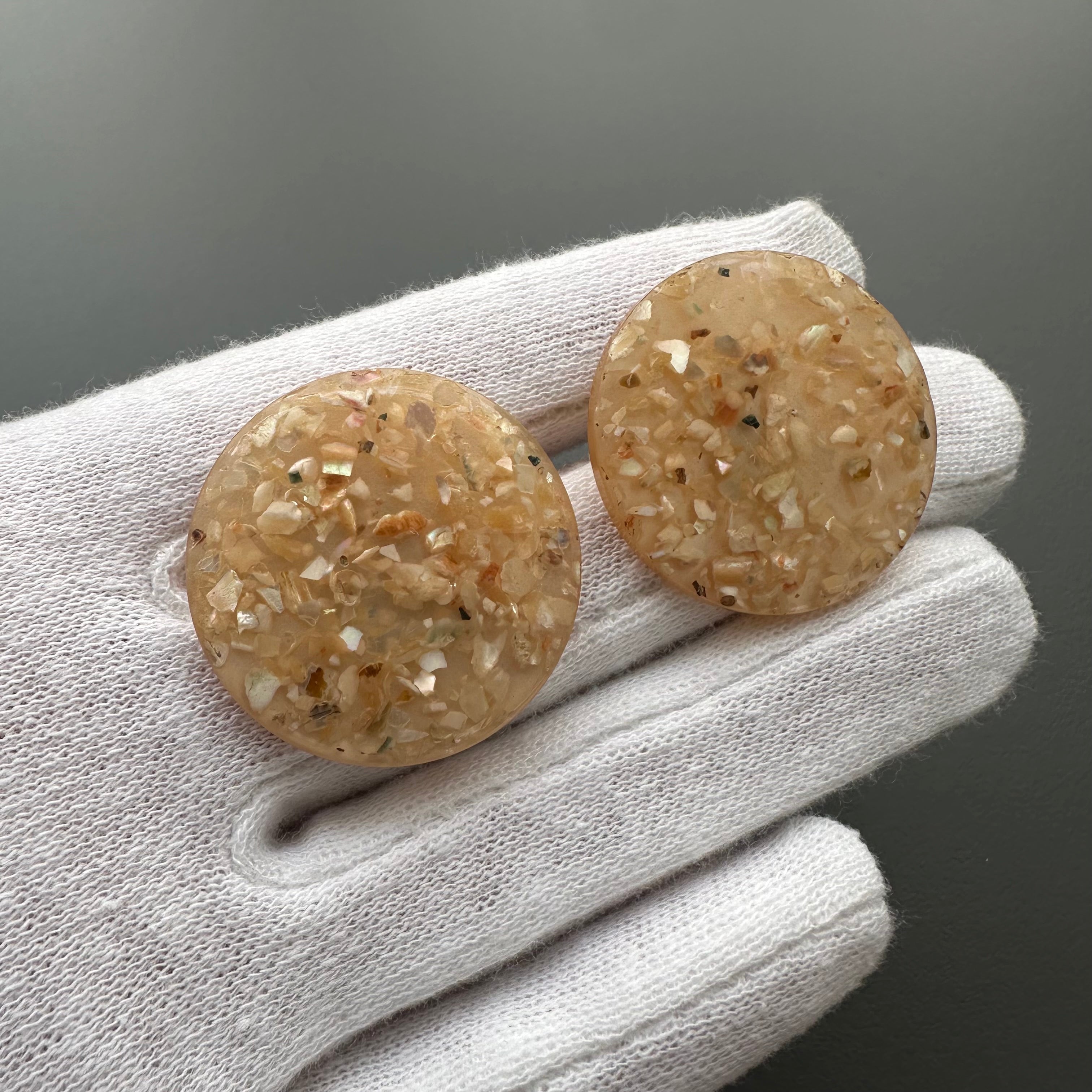 Vintage beige confetti round clip-on earringss