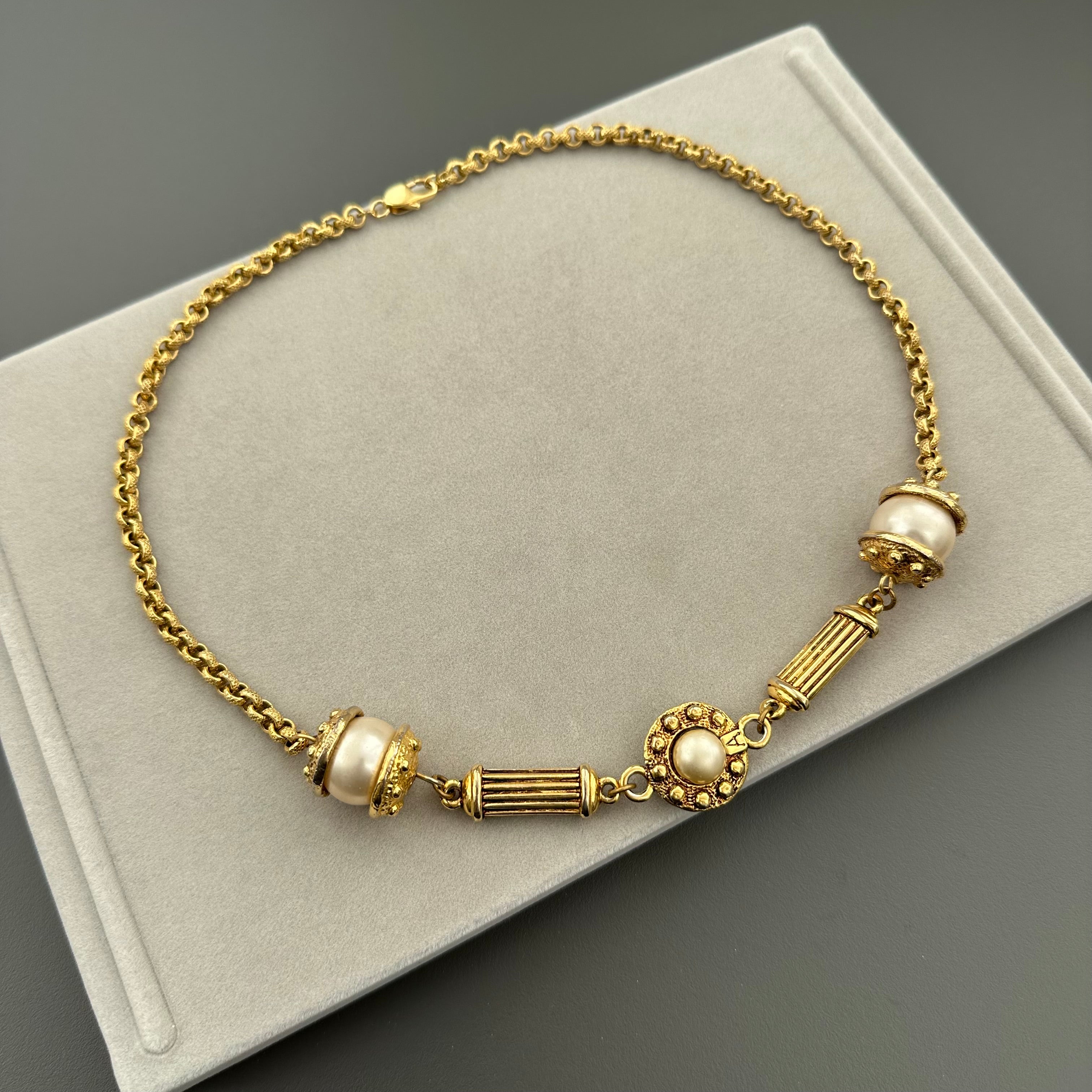 Vintage gold-tone and faux pearls choker necklace