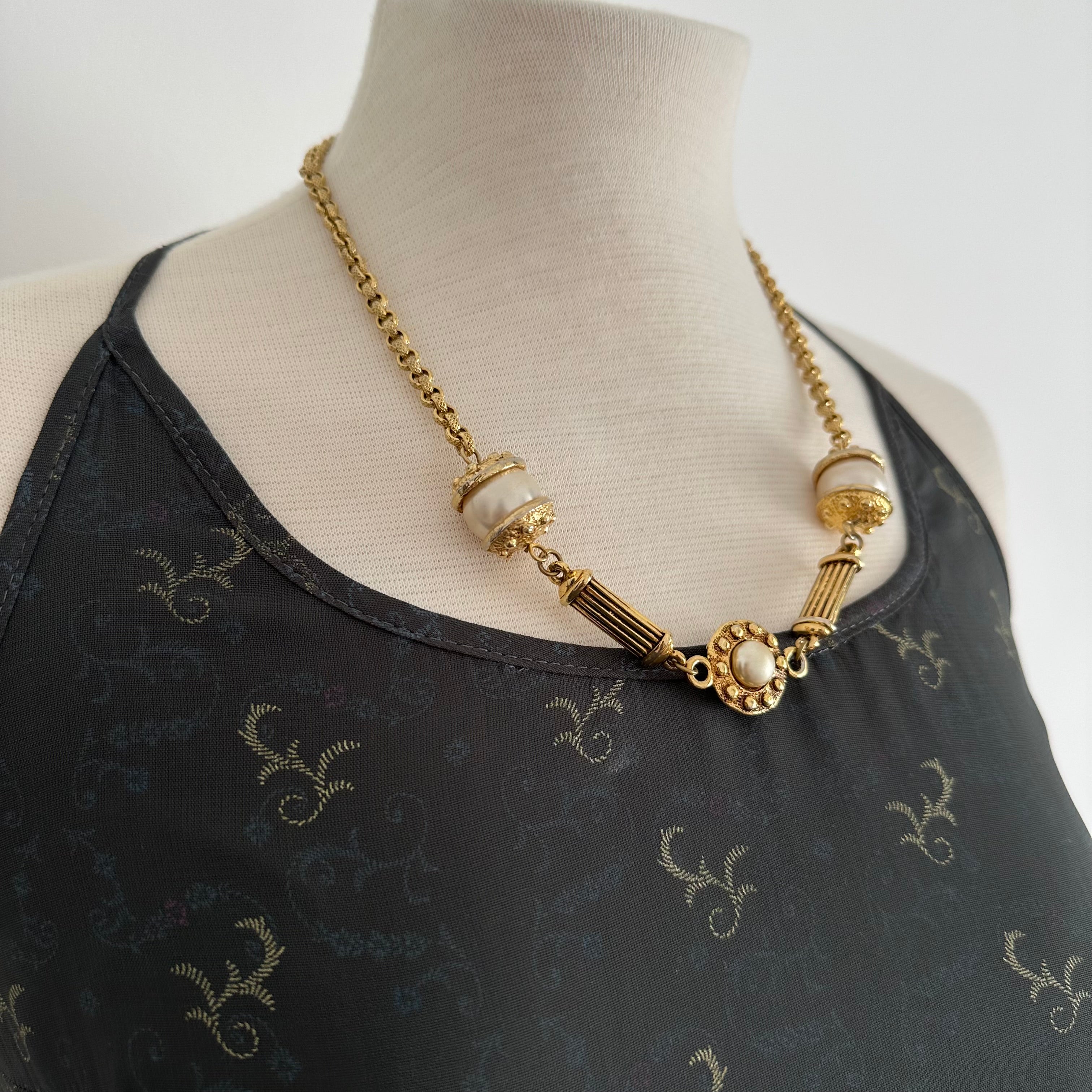 Vintage gold-tone and faux pearls choker necklace
