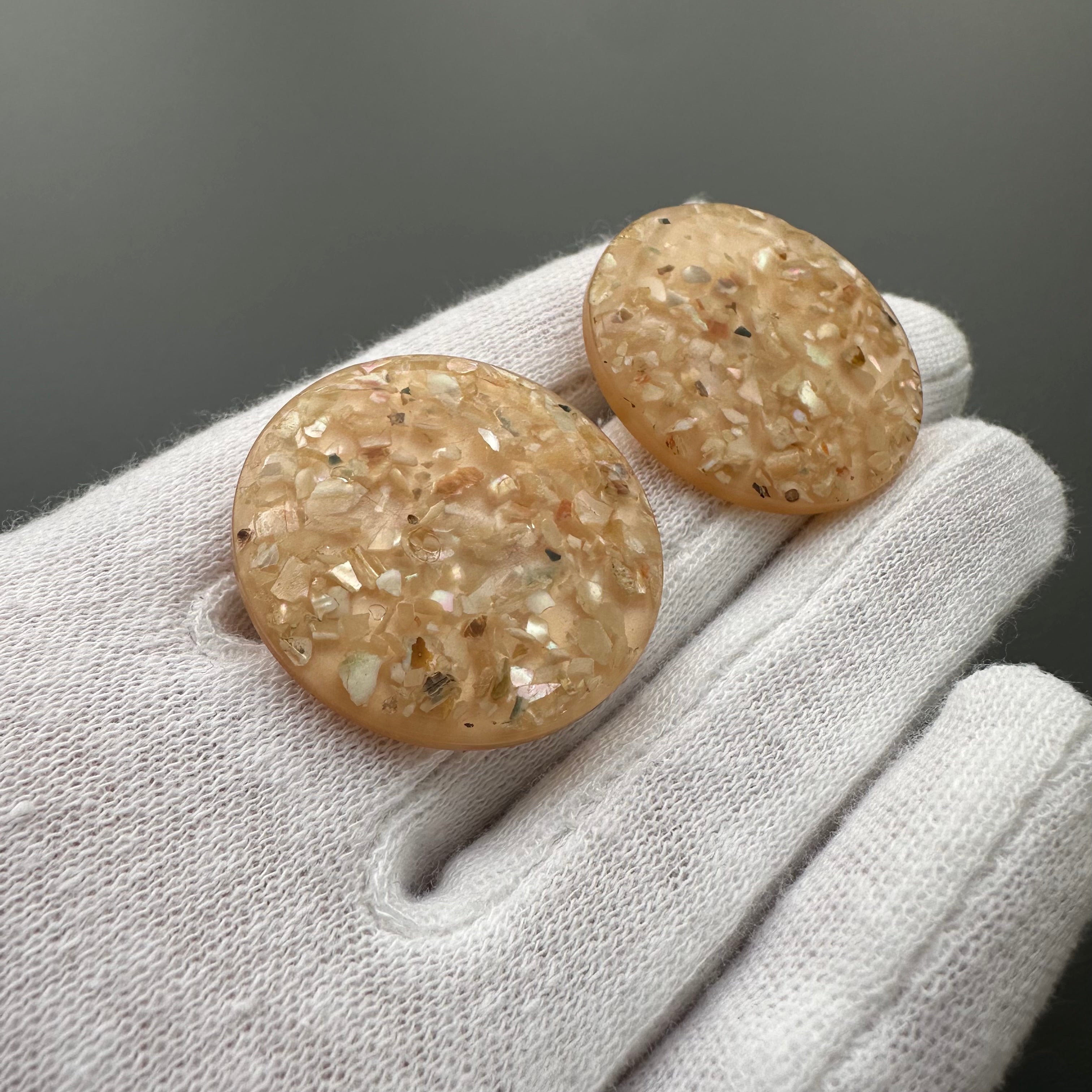 Vintage beige confetti round clip-on earringss