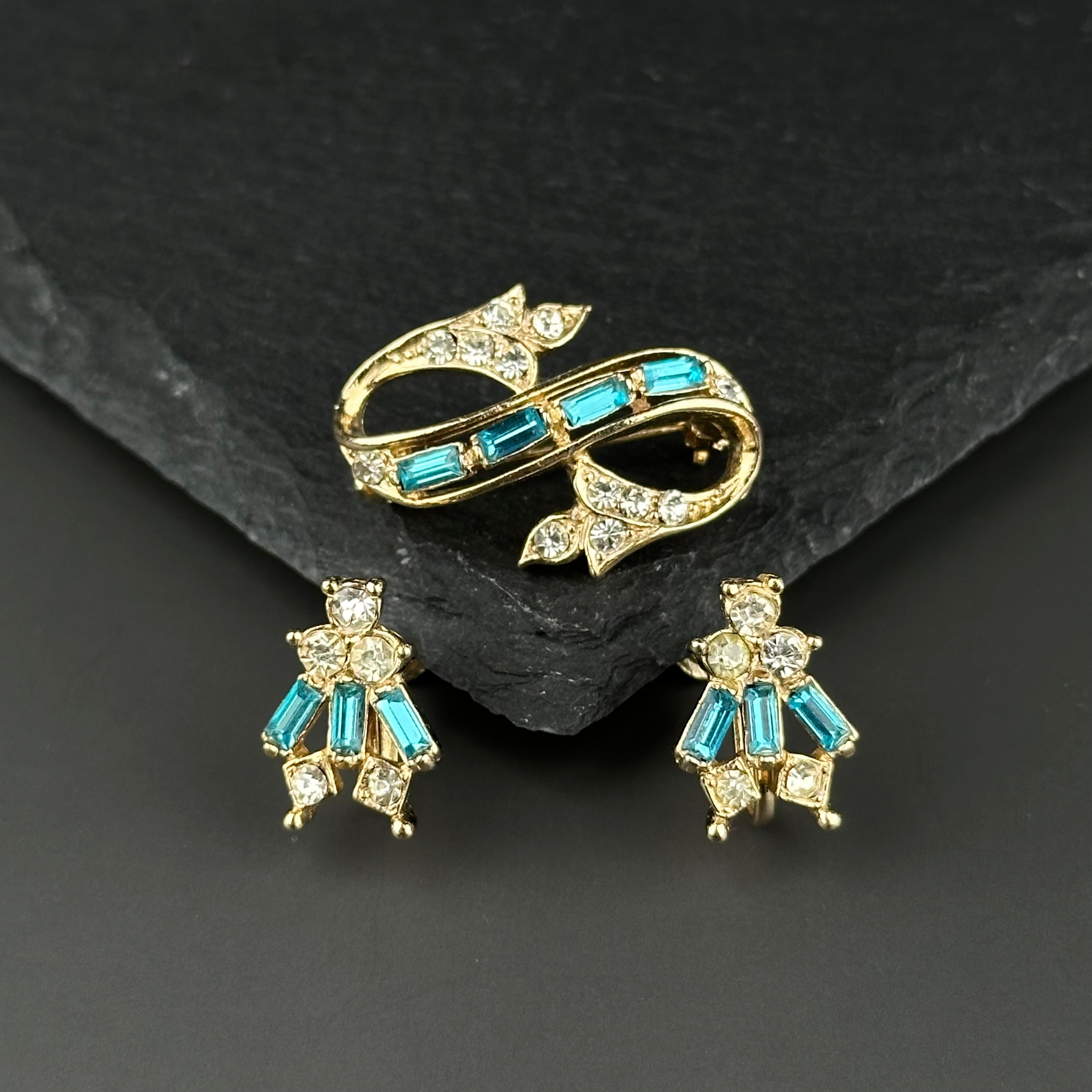 Vintage gold tone and rhinestone jewelry set Teal and clear crystal brooch & screw back earrings