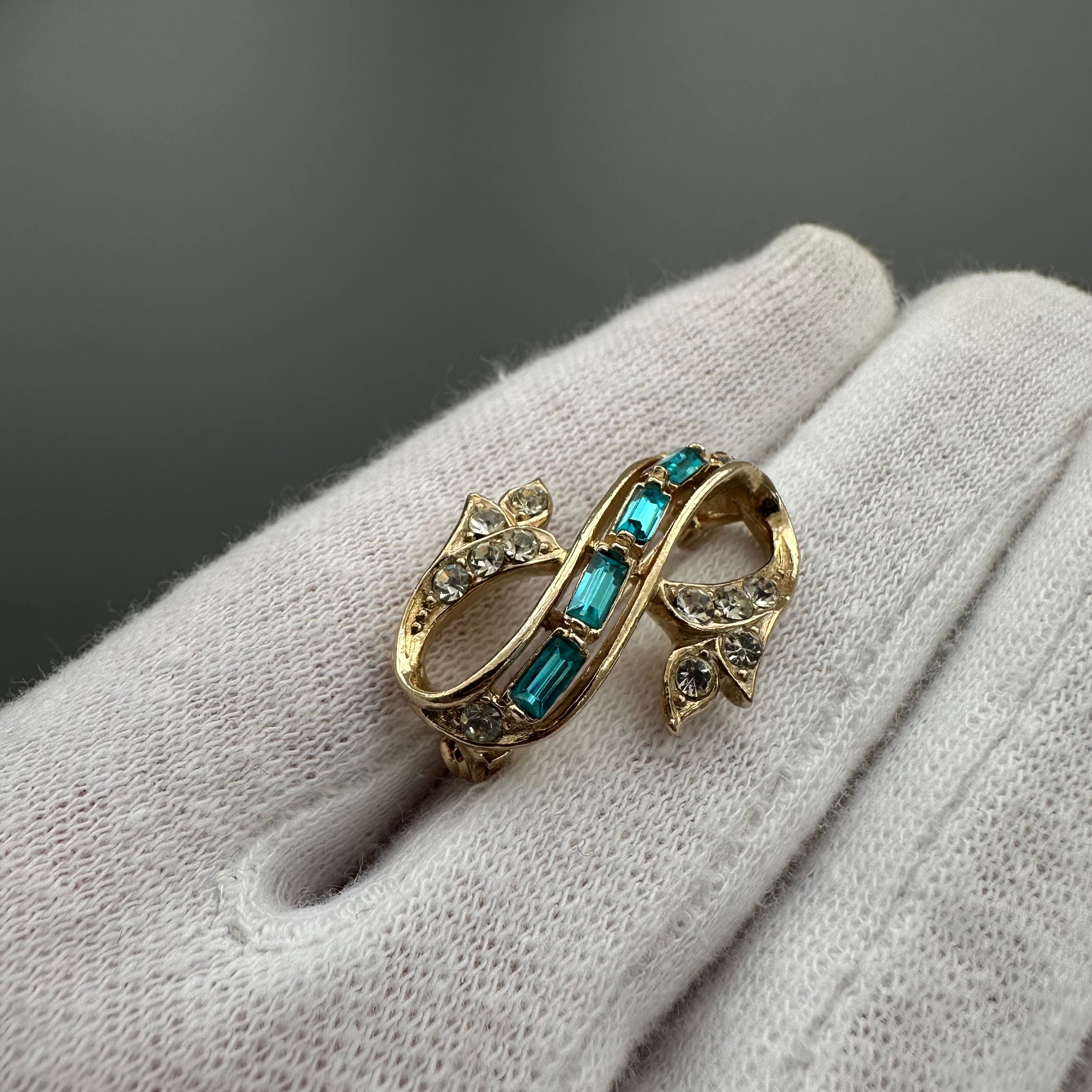 Vintage gold tone and rhinestone jewelry set Teal and clear crystal brooch & screw back earrings