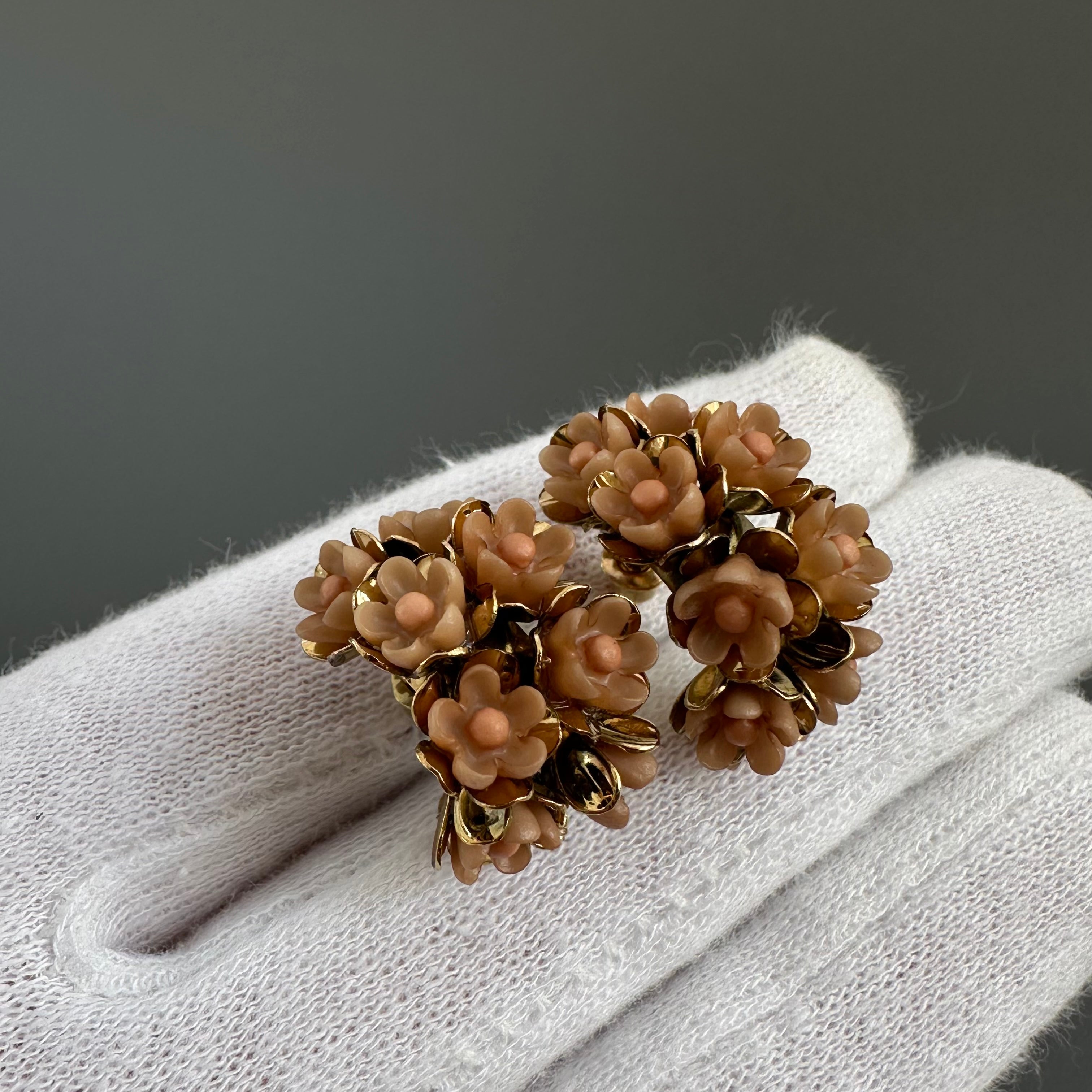 Vintage beige plastic flower hoop earrings