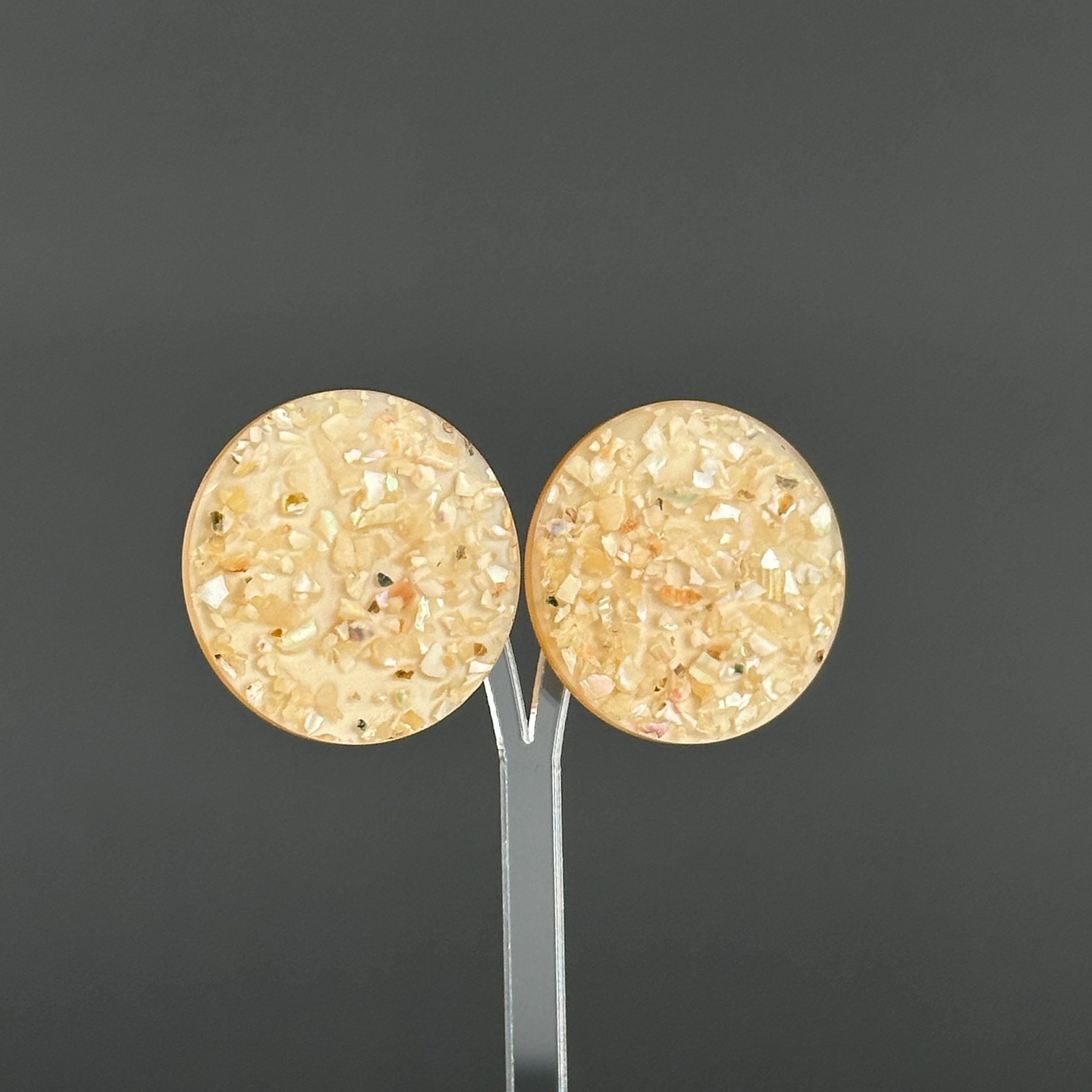 Vintage beige confetti round clip-on earringss