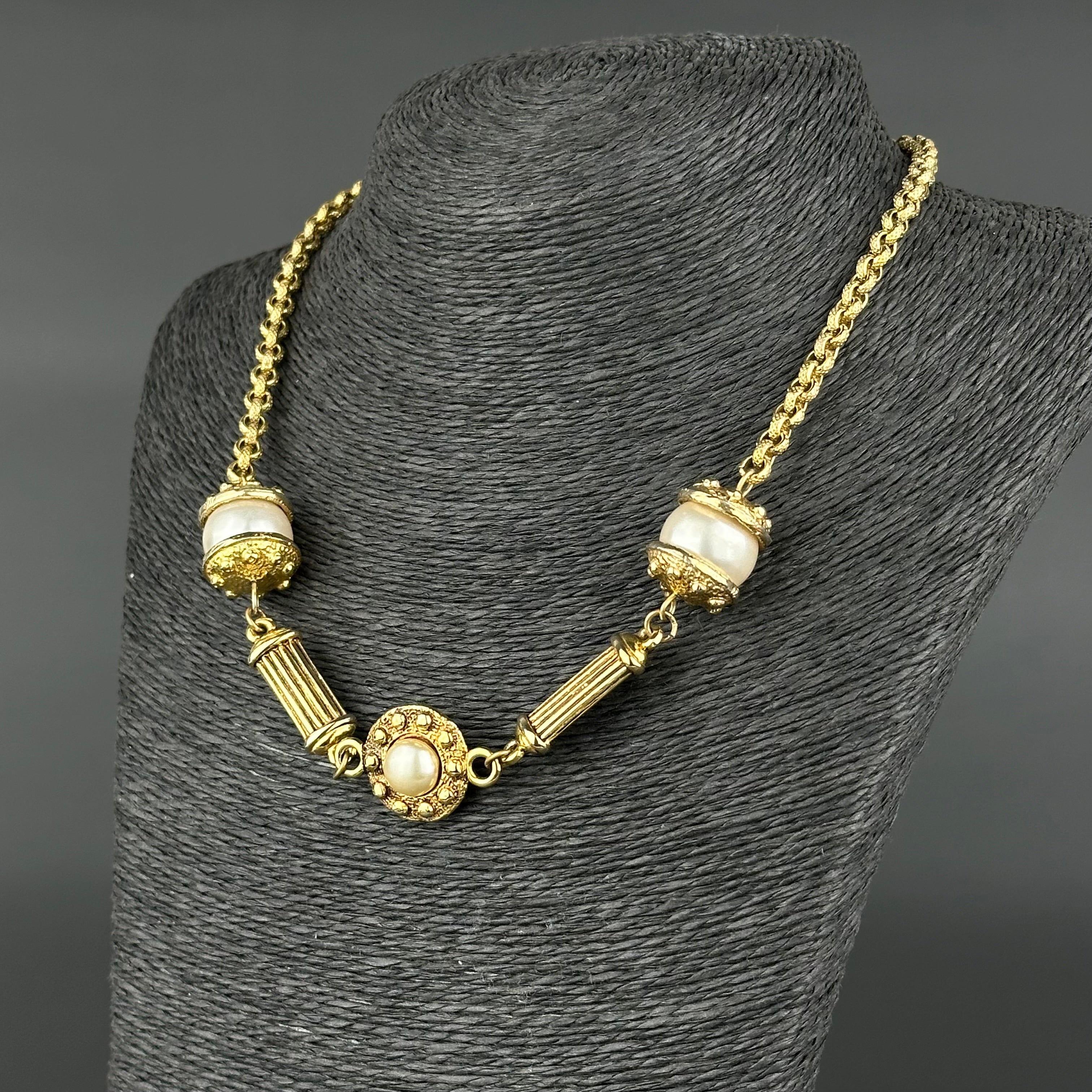 Vintage gold-tone and faux pearls choker necklace