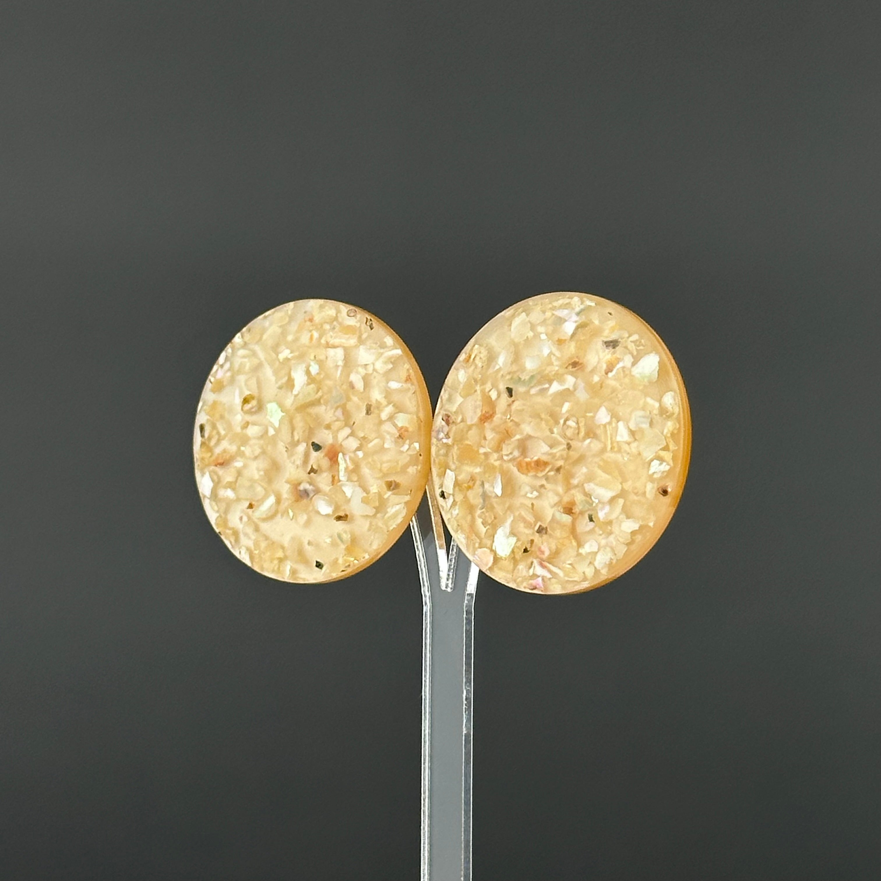 Vintage beige confetti round clip-on earringss