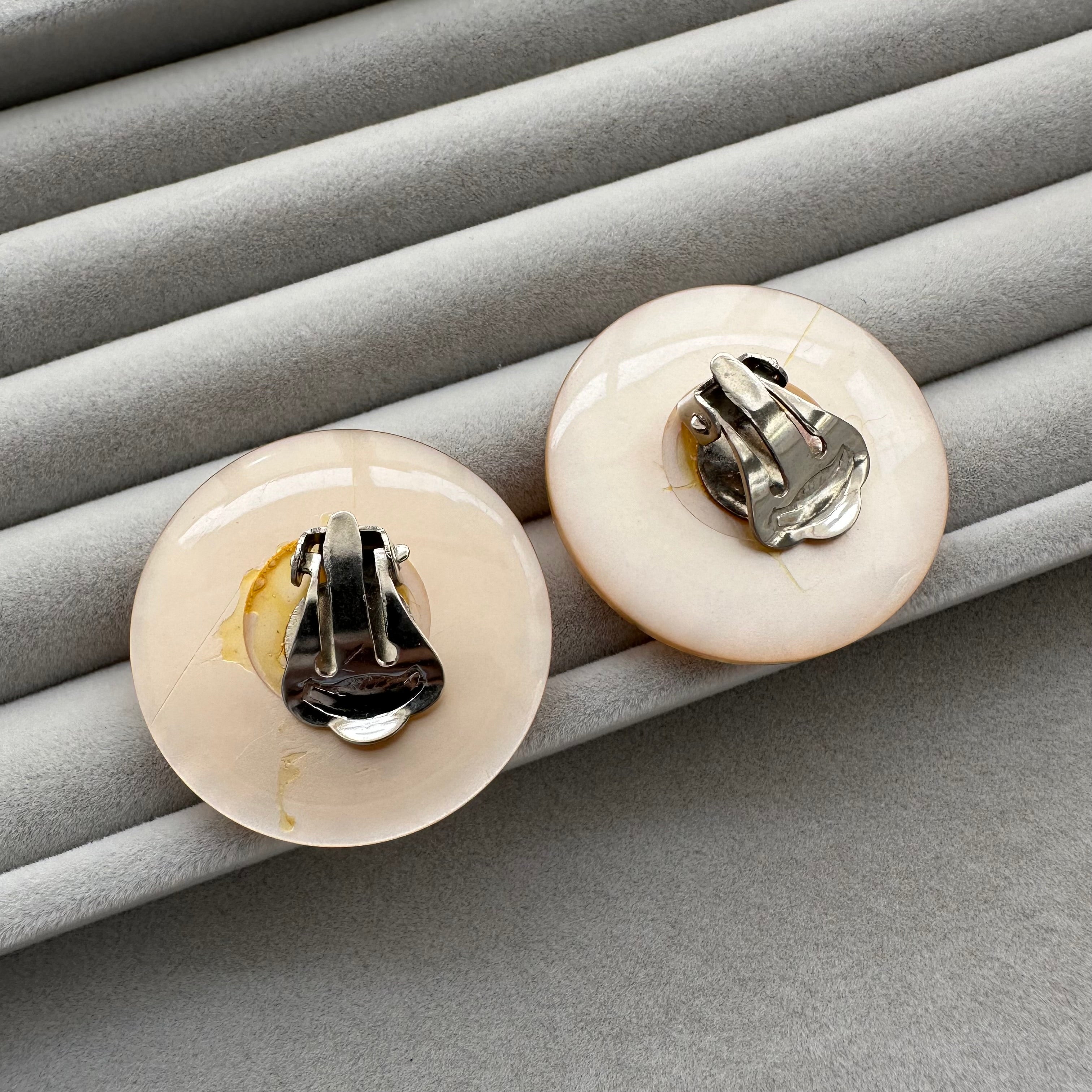 Vintage beige confetti round clip-on earringss