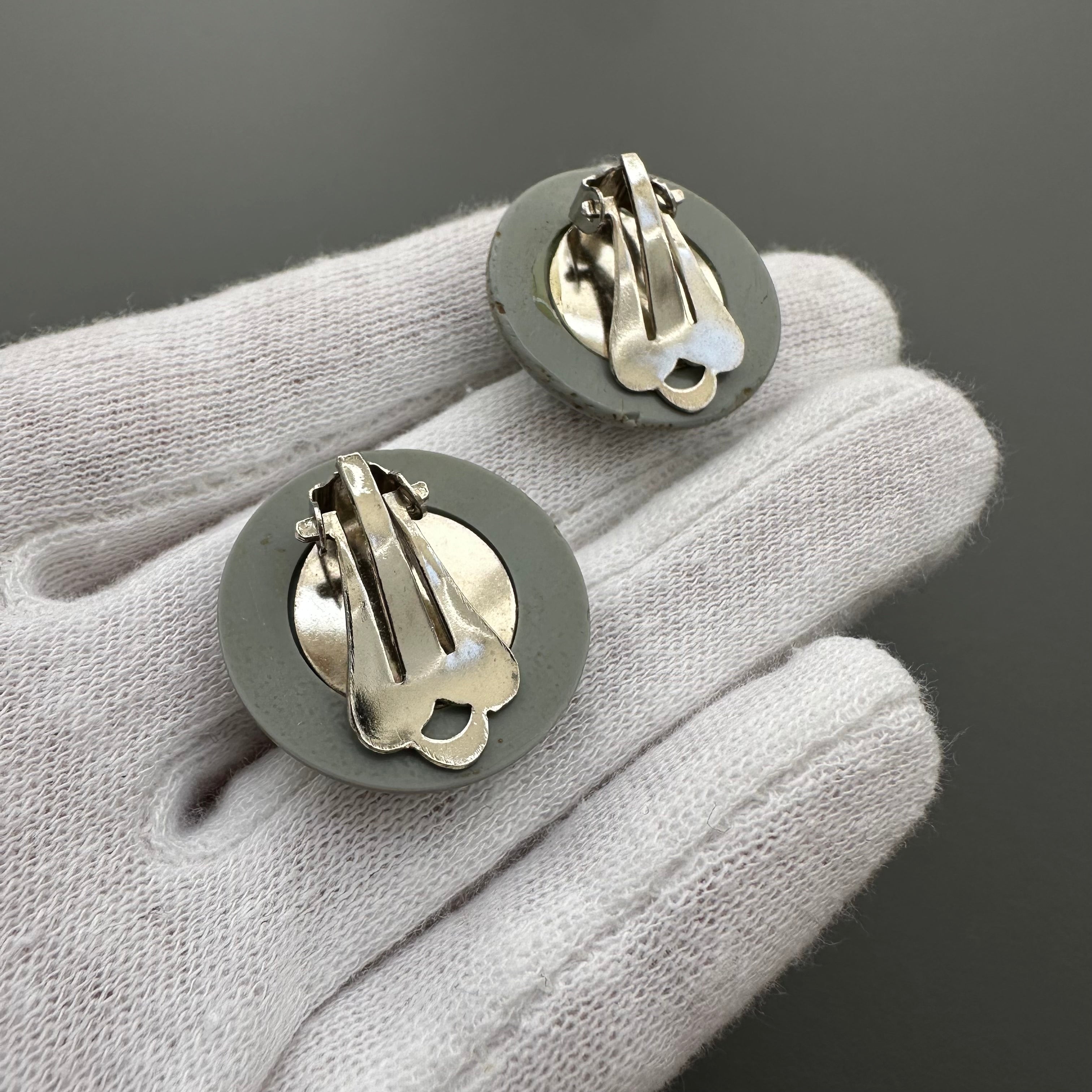 Vintage grey & black plastic round clip on earrings with clear crystal