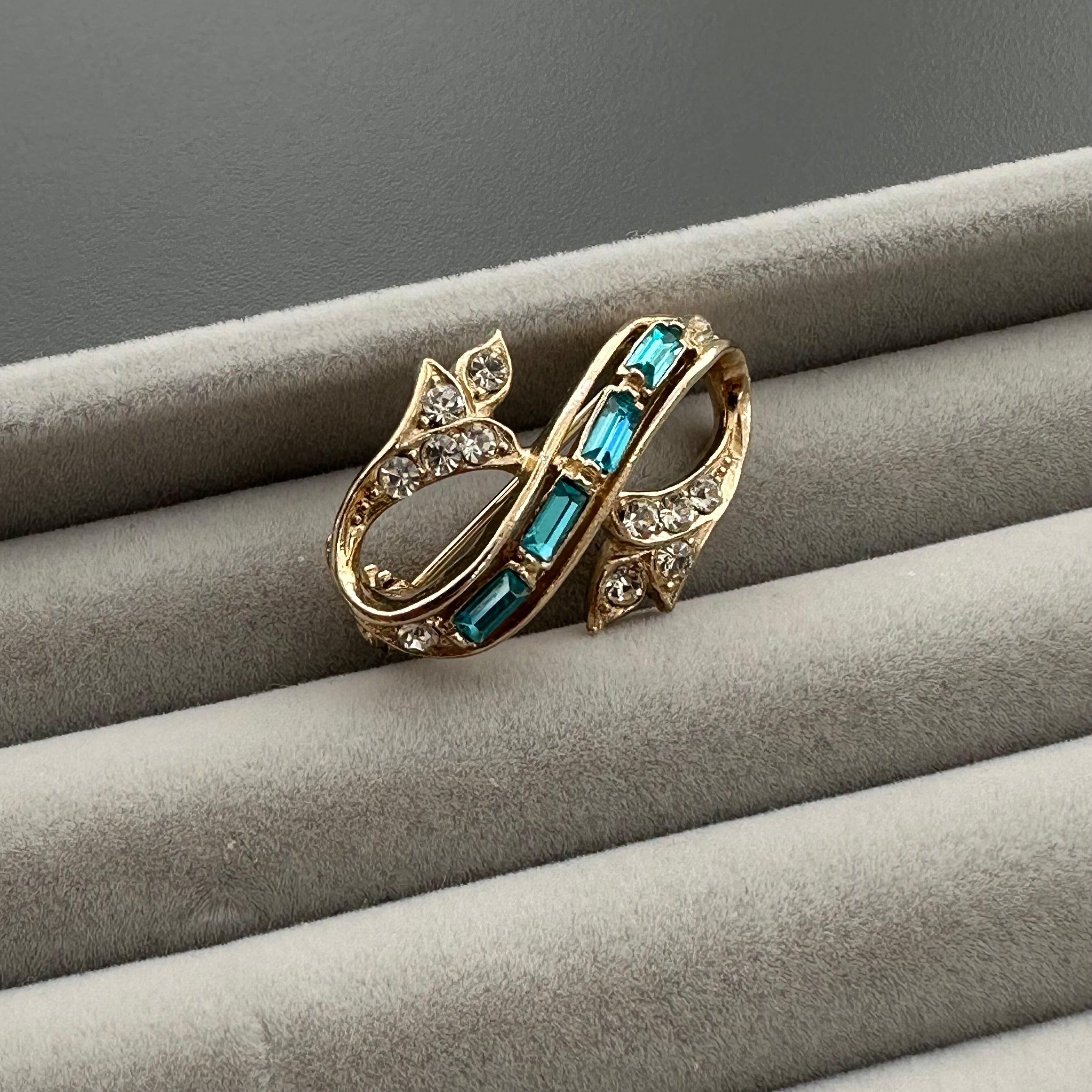 Vintage gold tone and rhinestone jewelry set Teal and clear crystal brooch & screw back earrings