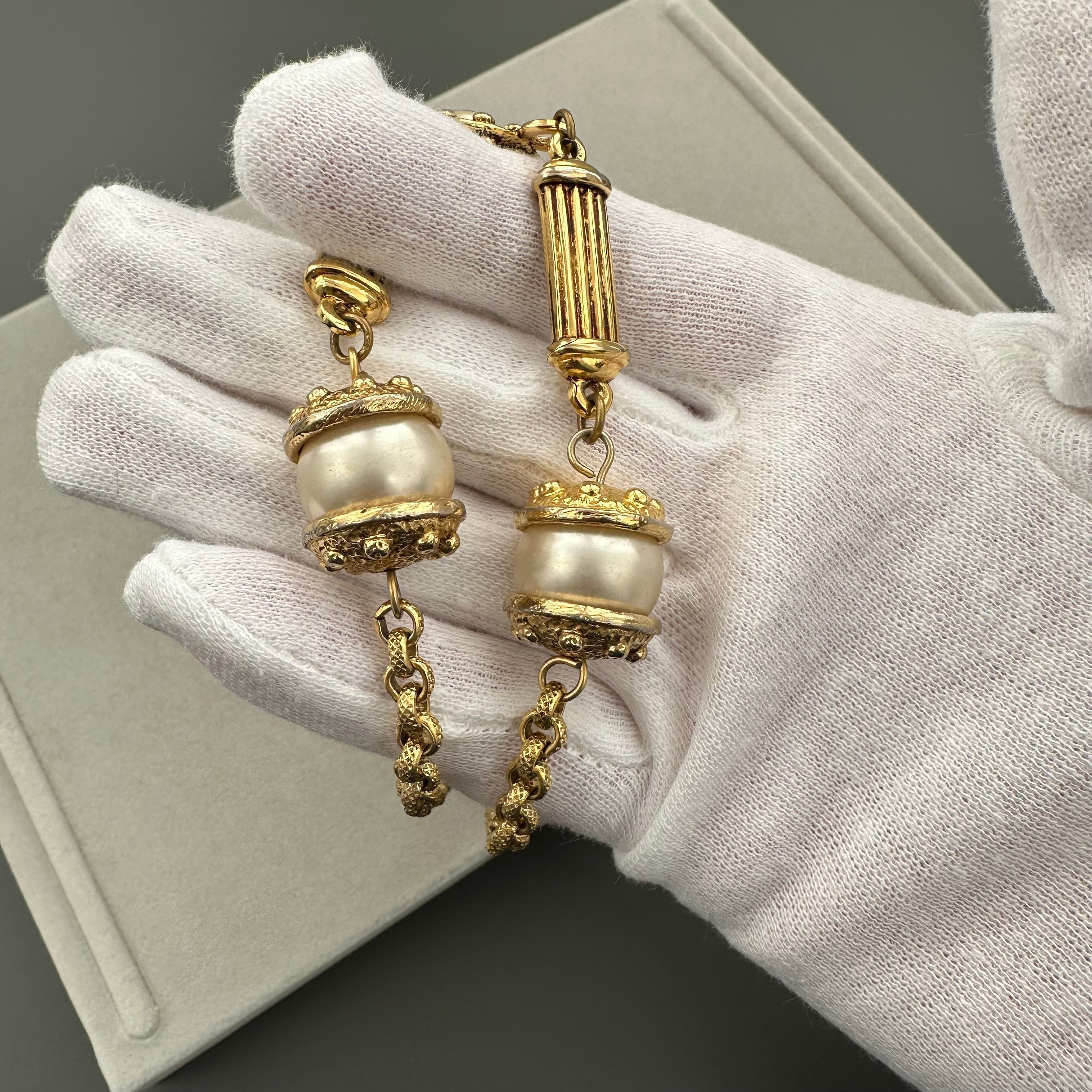 Vintage gold-tone and faux pearls choker necklace