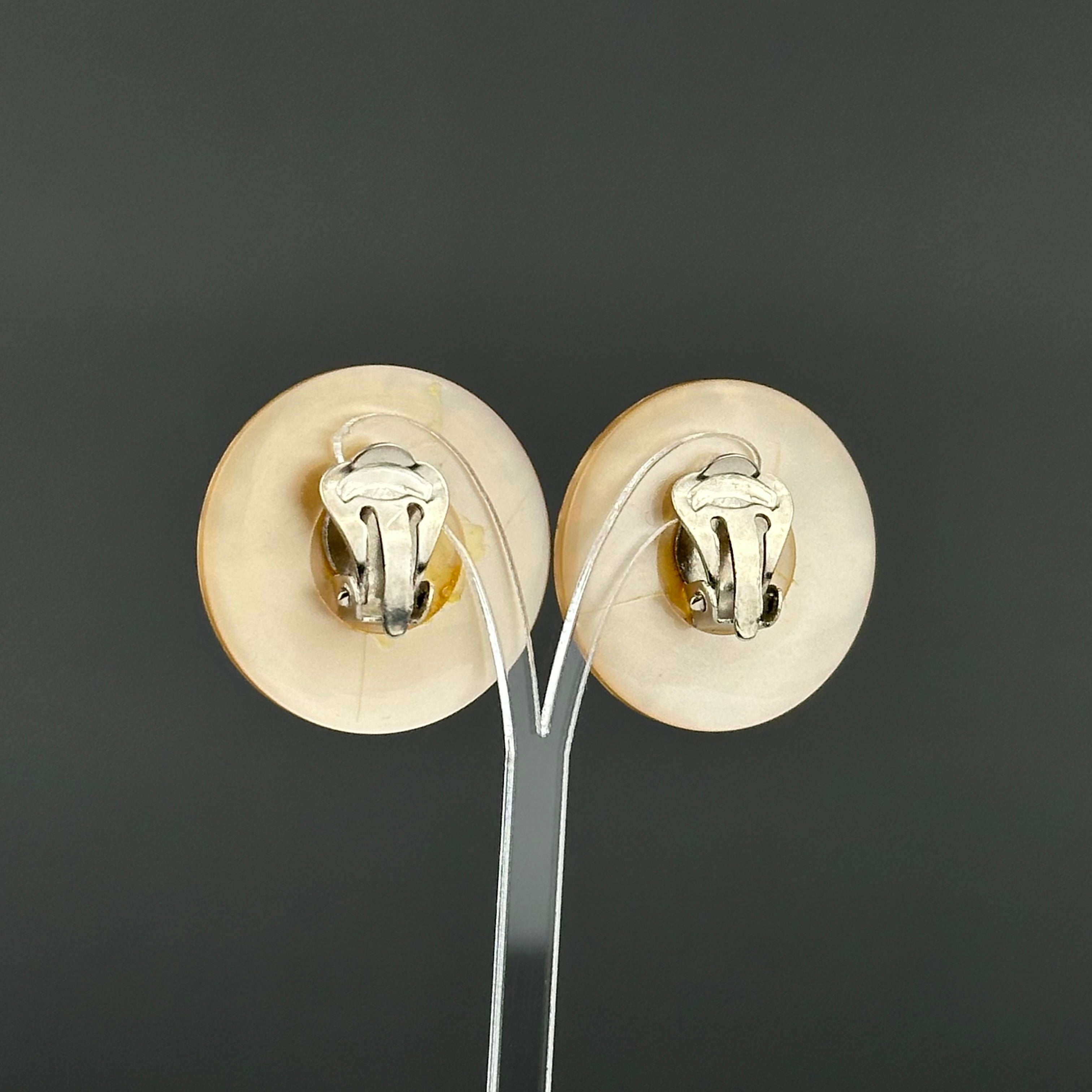 Vintage beige confetti round clip-on earringss